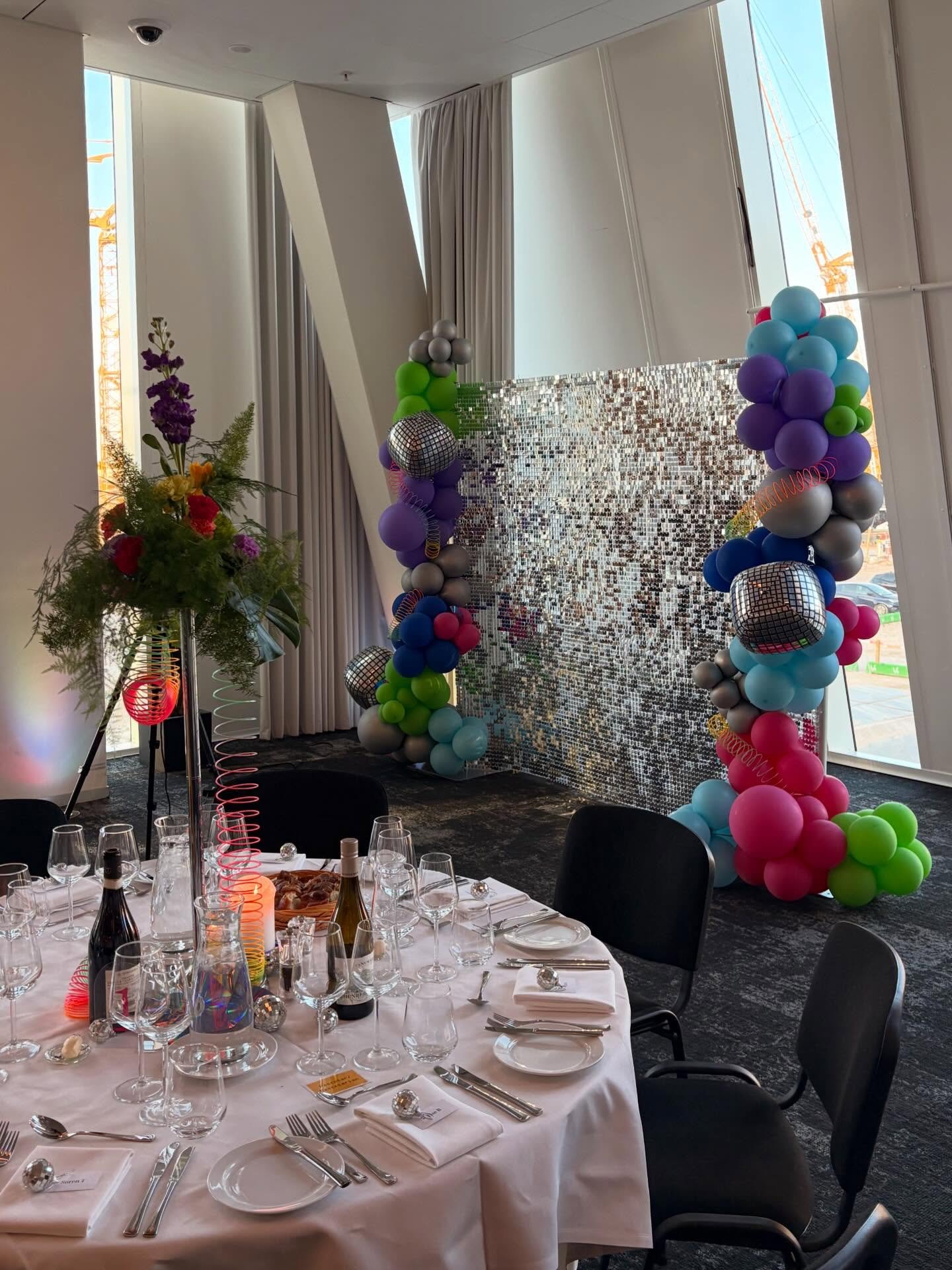 Back to the 80&rsquo;🪩🩷🩵✨💿💚🕺🏼

I weekenden lavede vi en vaske&aelig;gte 80&rsquo;er styling! 
En dekorationsopgave med knald p&aring; farverne, masser af disco og nostalgiske elementer men som samtidig opretholdte en klassisk elegance🪩💜

#pi