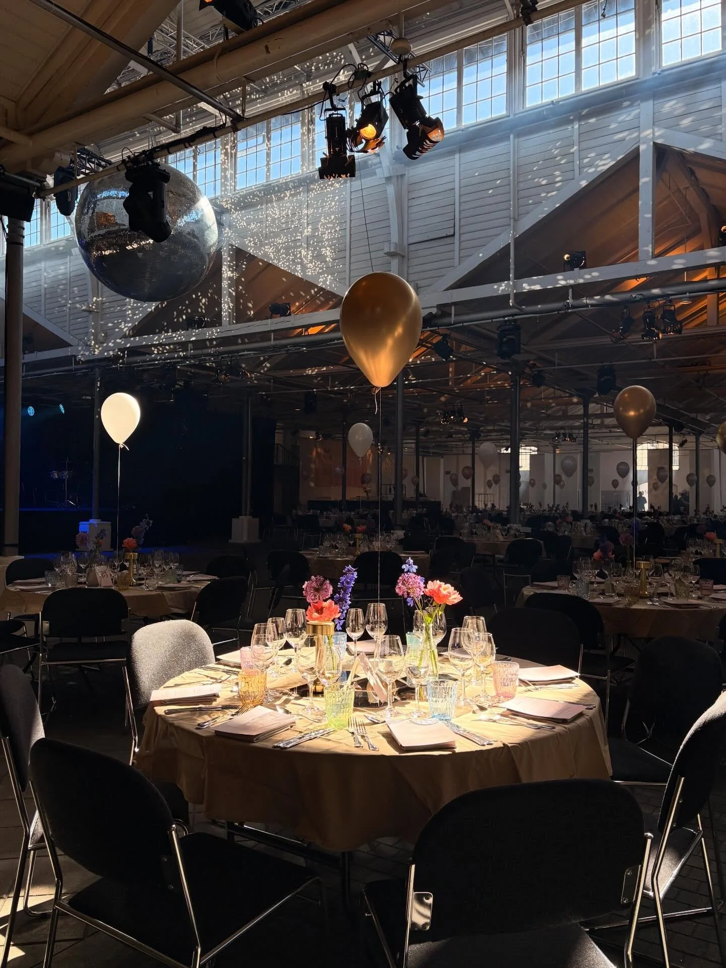 Balloner kan mere end at pynte &mdash; de kan ogs&aring; skabe struktur, energi og l&oslash;fte oplevelsen 🎈

I sidste uge leverede vi over 150 bordballoner til @liwlig_denmark i &Oslash;ksnehallen, hvor ballonerne fungerede som en del af eventets w