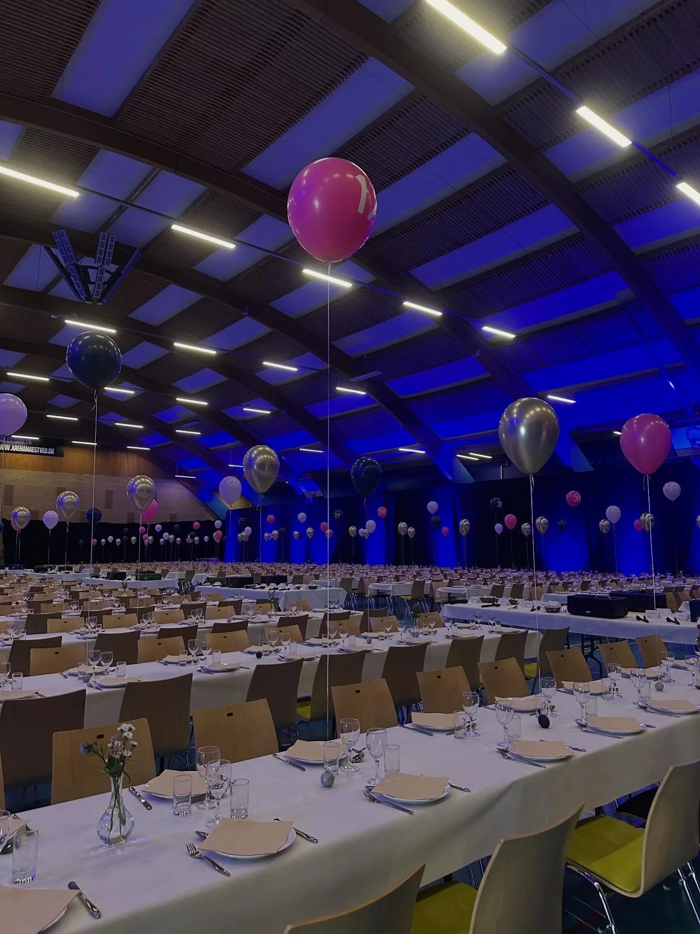 Flere sk&oslash;nne tableballoons🎈 

Vi har haft gang i helium p&aring; det seneste! 
I forrige uge var vi forbi @arenanaestved for at ops&aelig;tte 200 heliumballoner, der b&aring;de fungerede som bordinddeling og bordnumre🎈 

Og selvom ballonerne