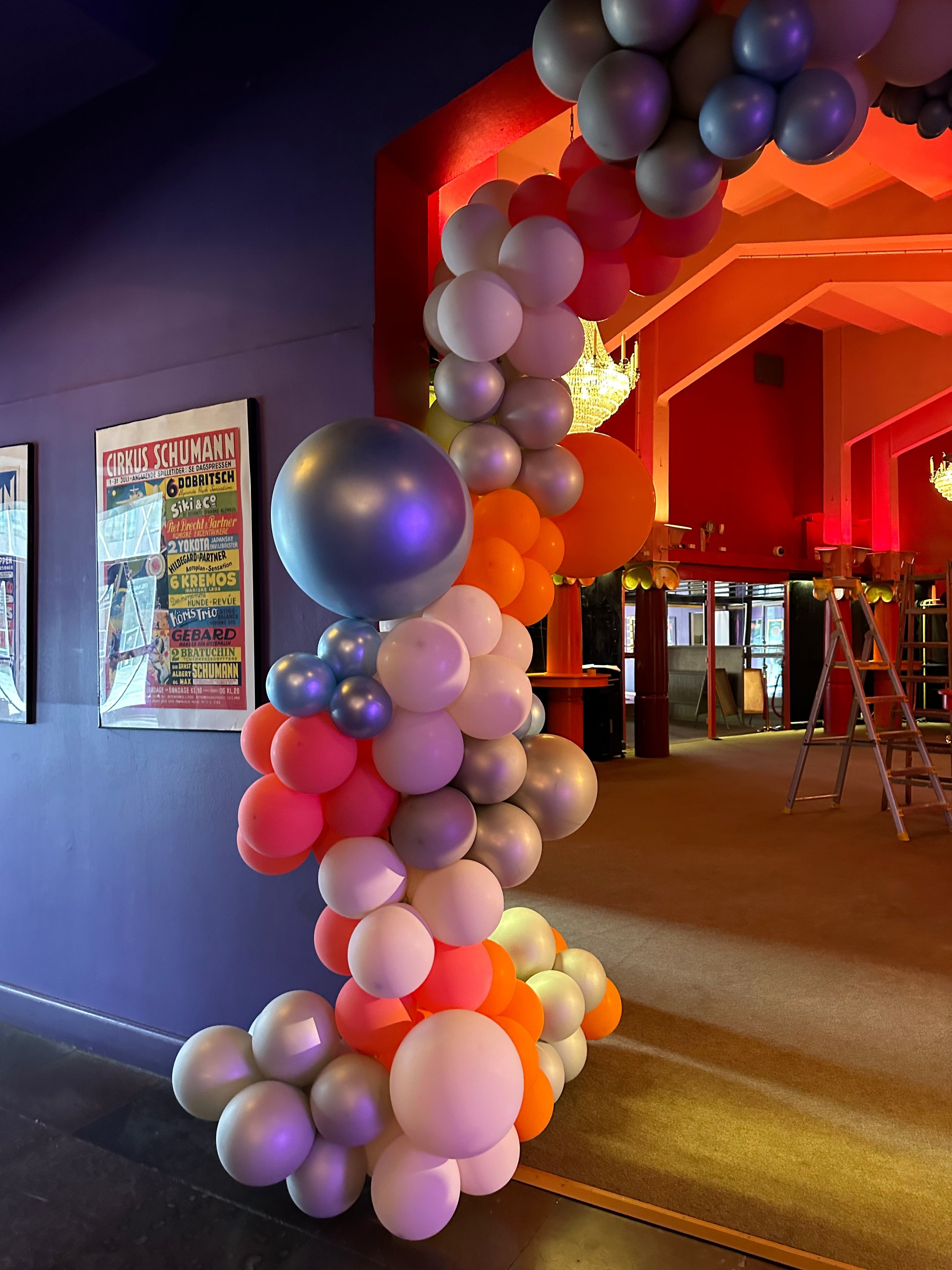 Pift-eventbureau-Wallmans-Curkusbygningen-balloner-portal.jpg