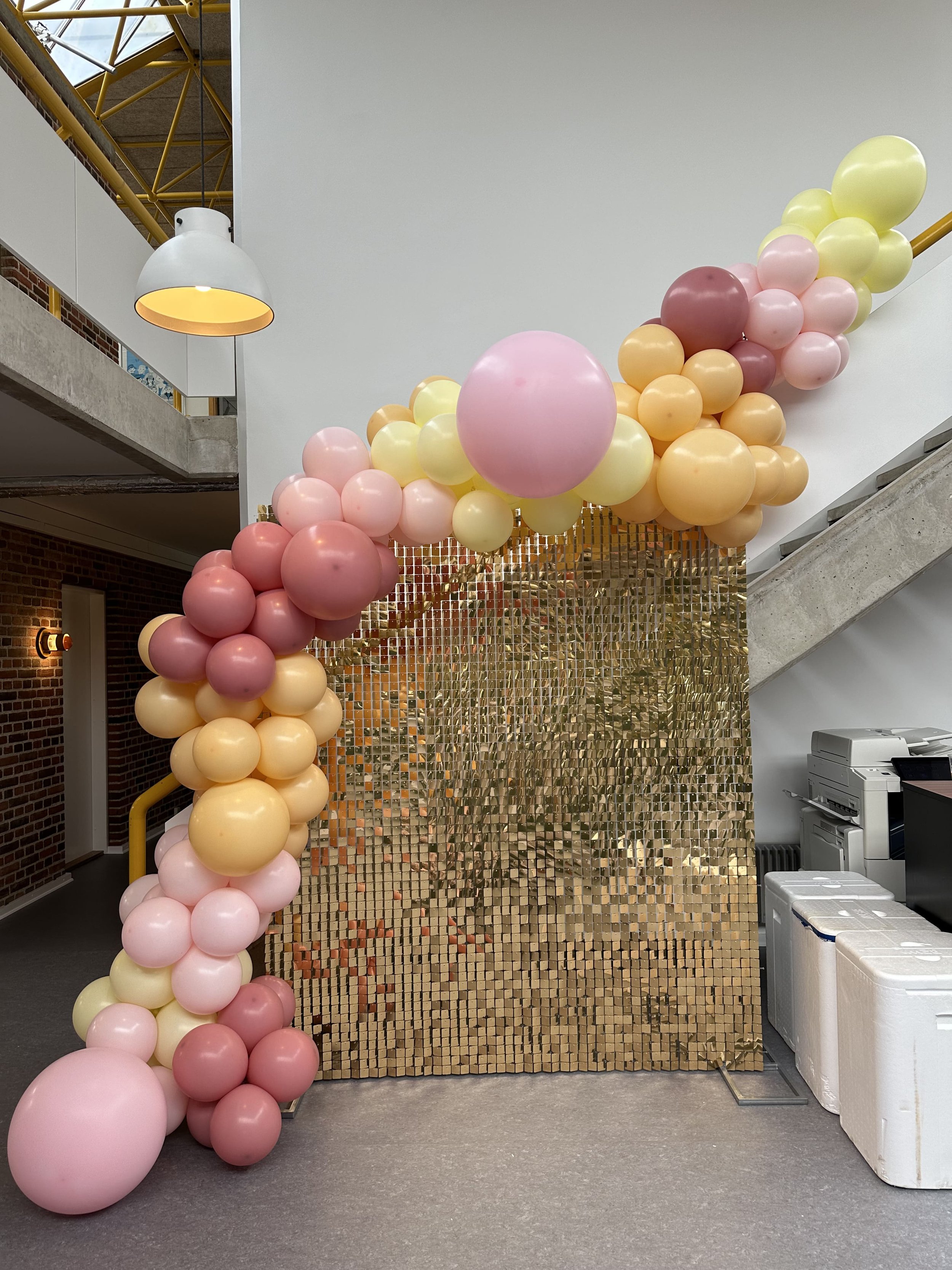 Pift-eventbureau-konfirmation-dekoration-balloner-guldvægg.jpg
