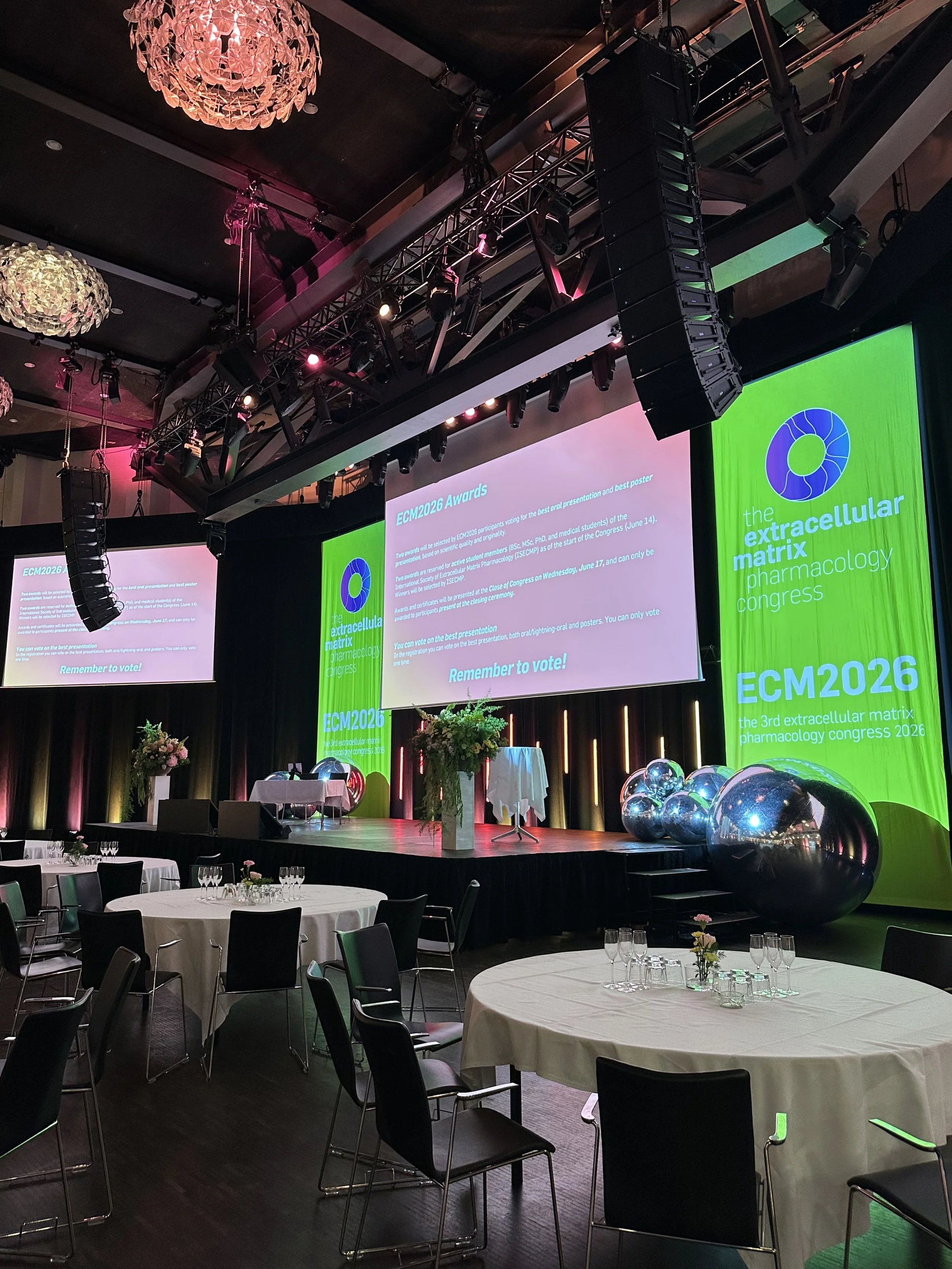 Pift-eventbureau-ECM2026-Congress-blomster-dekoration-mirror-ball.jpg