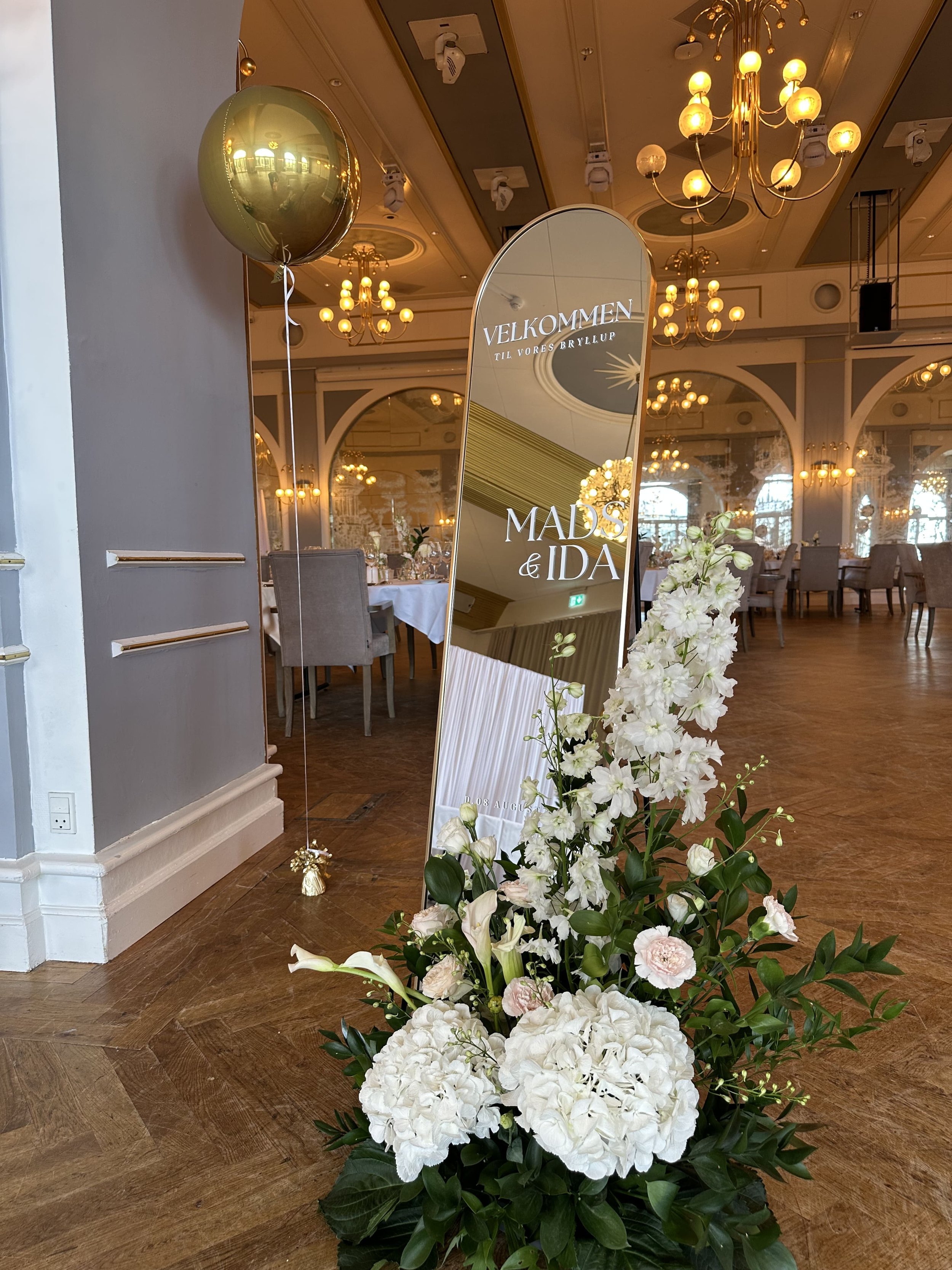 Personligt velkomstskilt med blomster til bryllup på Marienlyst Strandhotel, stylet af Pift.