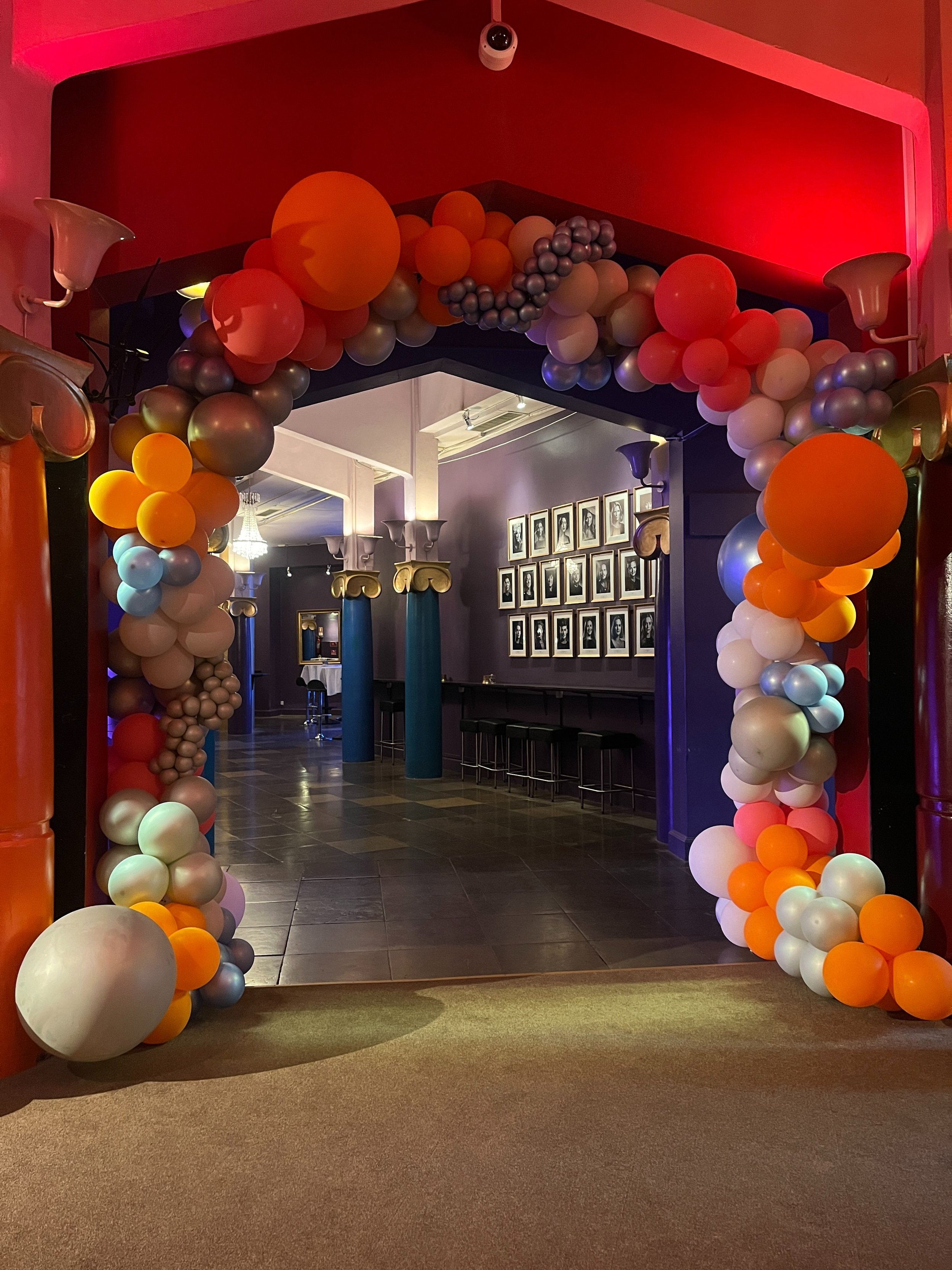 Pift-eventbureau-Wallmans-Curkusbygningen-balloner-portal.jpg