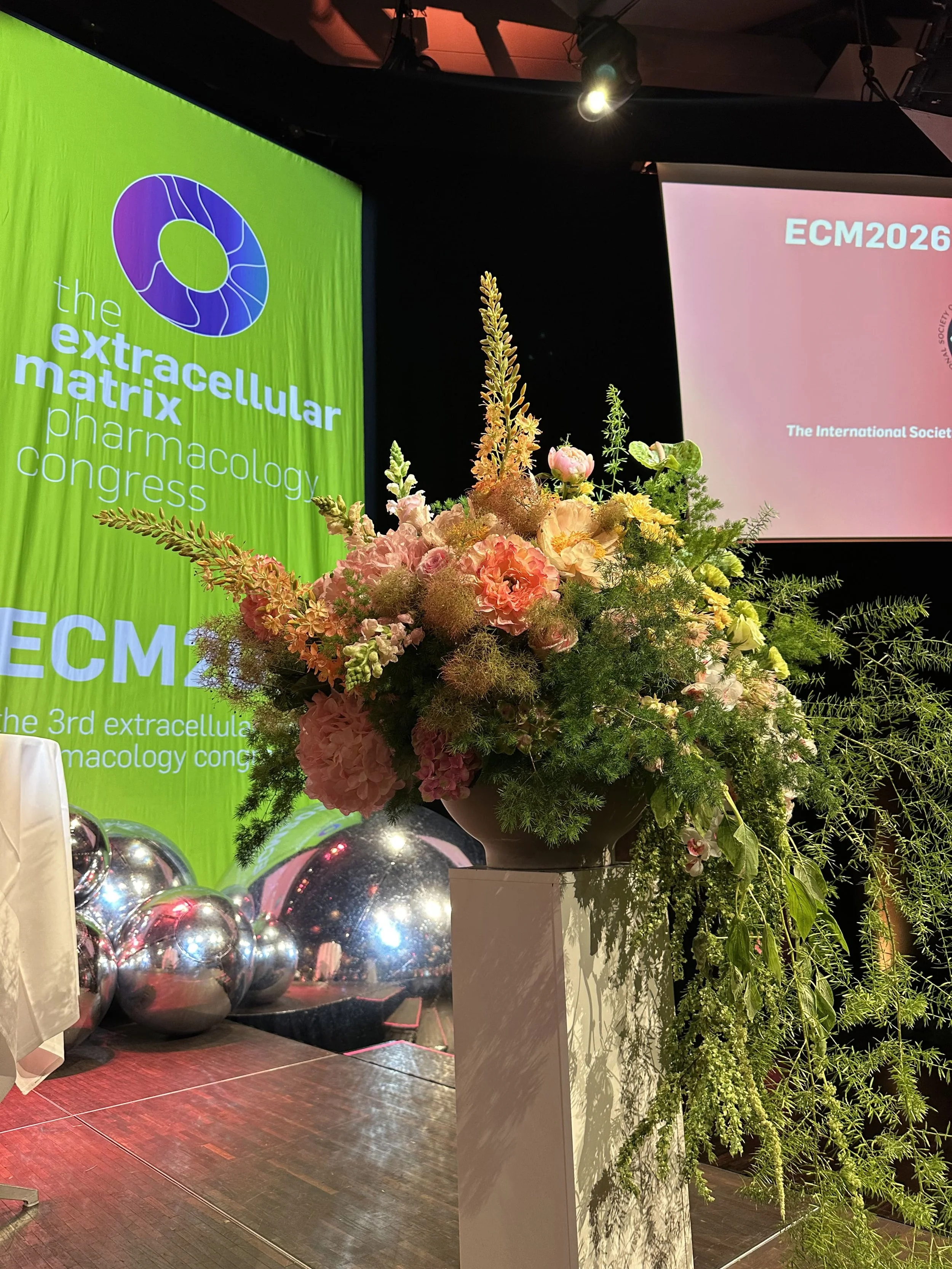 Pift-eventbureau-ECM2026-Congress-blomster-dekoration-mirror-ball.jpg
