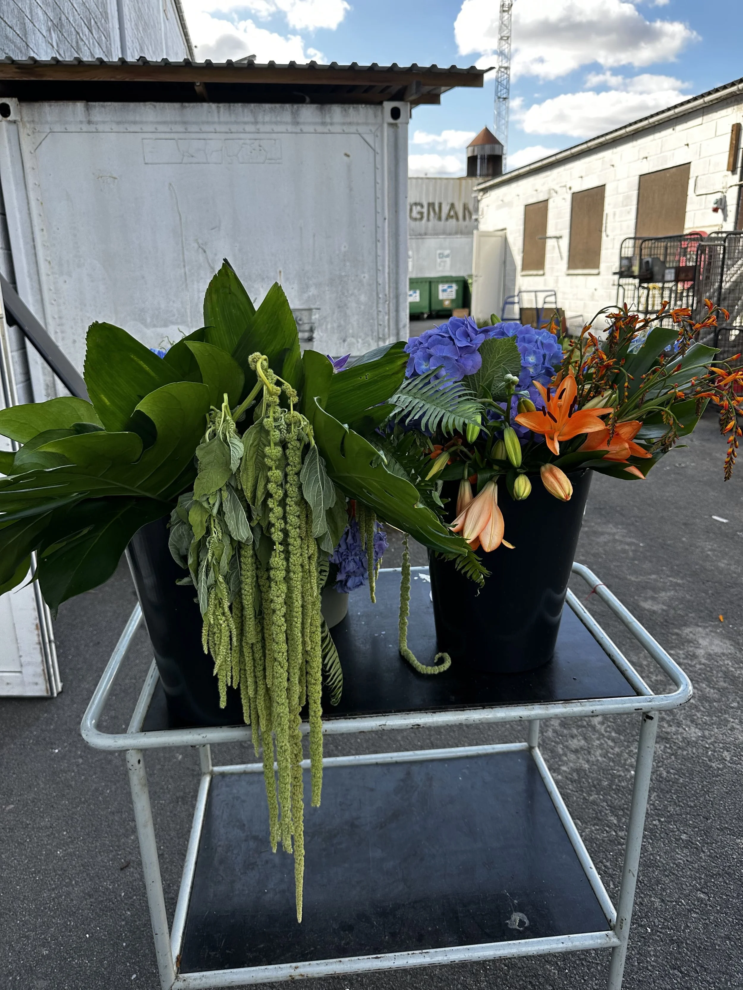 Pift-eventbureau-temptation-island-blomster-dekoration-drapering.jpg
