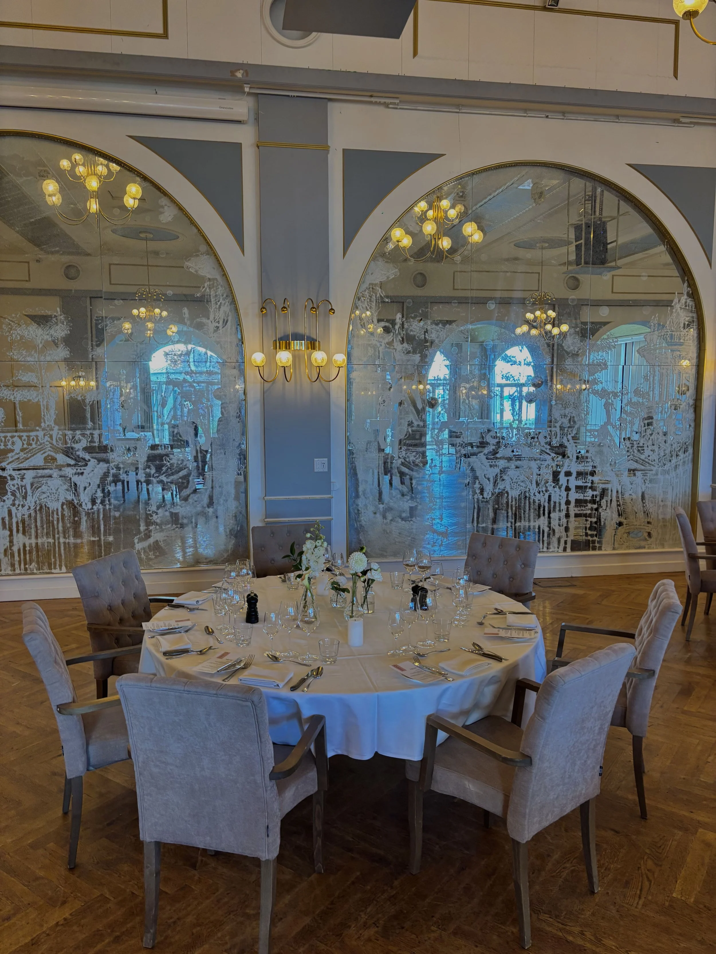 Romantisk borddækning med blomster og bryllupsstyling på Marienlyst Strandhotel.