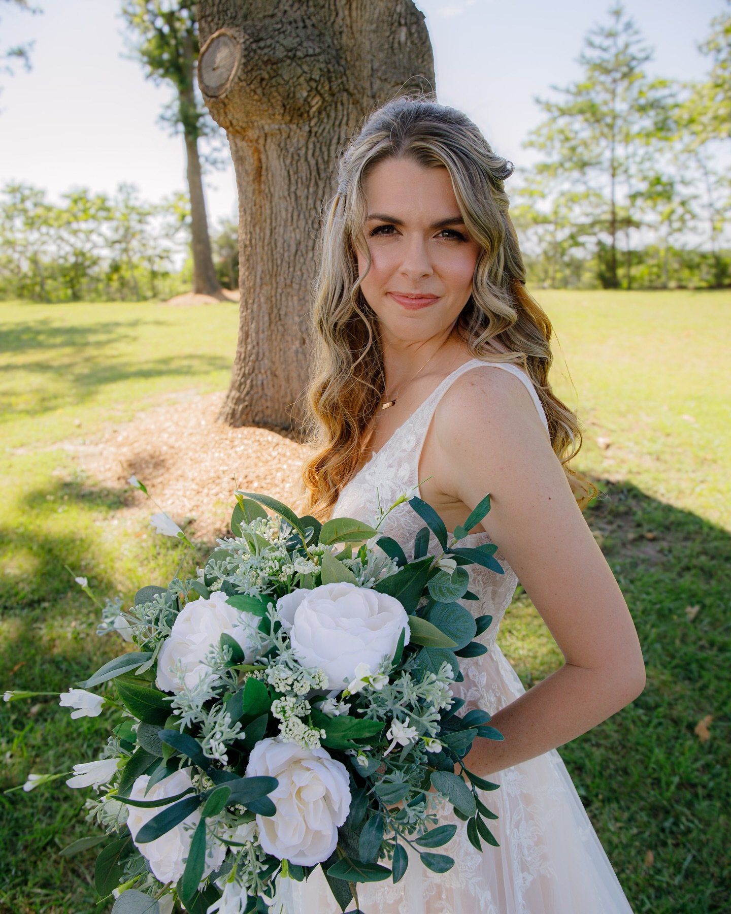 ✨ So grateful to be able to do what I love with the people I love most 😍 Here&rsquo;s a sneak peek of my beautiful sister all glammed up for her big day! 

Hair by Nikki
Makeup by Katie
📸 @loveandchaosphotography 

 #EllviaBeauty #StLouisWeddings #