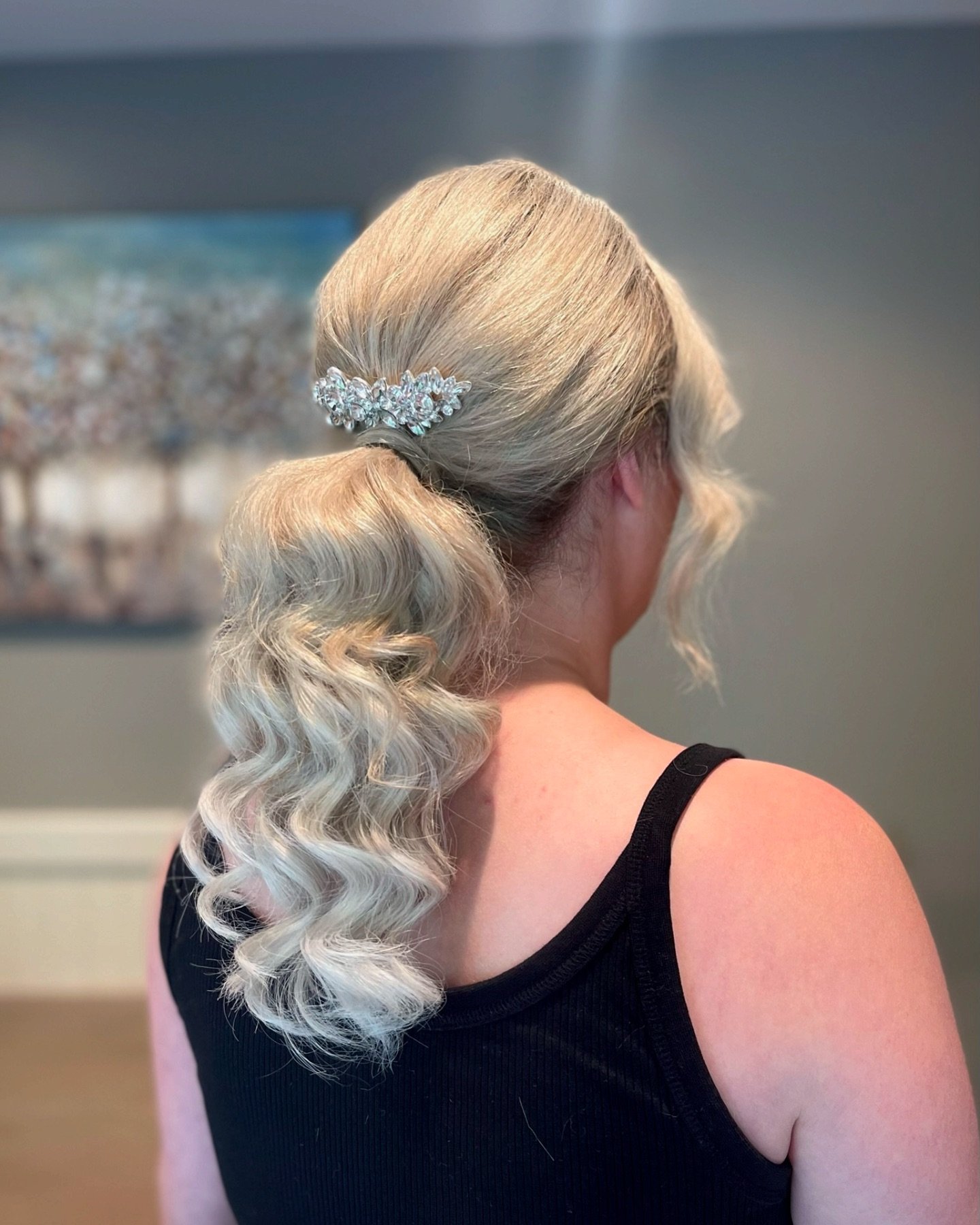 Bridal perfection is just a ponytail away! Our romantic glam ponytail is elegant, timeless, and perfect for your special day. 🌹 #BridalGlam #EllviaBeauty

Artist: Katie