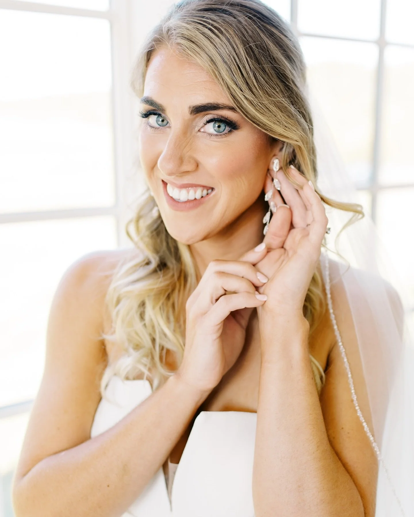✨Alyssa, you are absolutely glowing! ✨ 

From soft, romantic waves to a flawless bridal glam, every detail was designed to enhance your natural beauty. Seeing our brides radiate confidence on their special day is why we love what we do! 💍💕 Cheers t