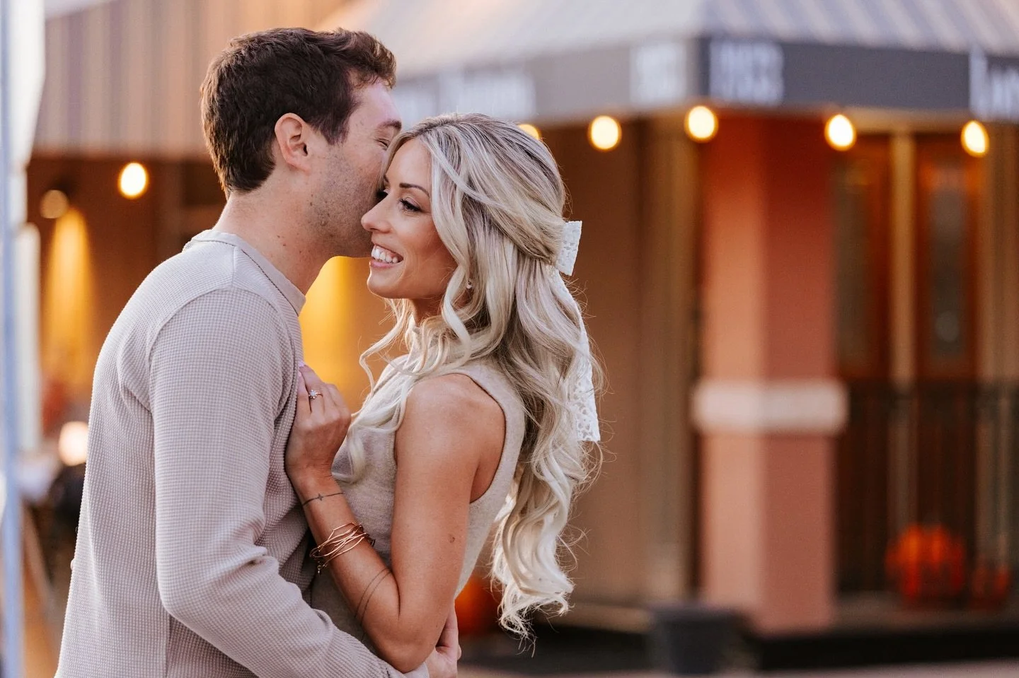 Soft glam engagement hair & makeup in downtown St. Louis ✨ Loose curls, neutral tones, and a natural glow that photographs beautifully at golden hour.
Hair: Nikki | Makeup: Katie | Photo: @lentiniproductions