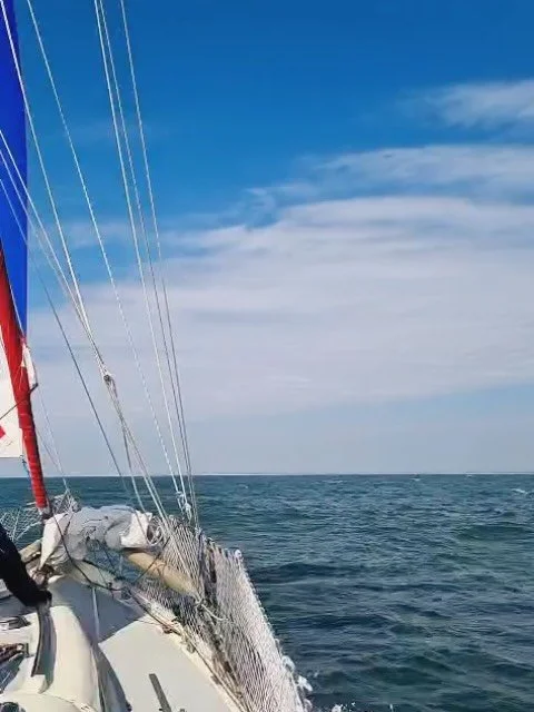 A recent solo sail in Pendragon towards Chichester Harbour. For more videos check out our YouTube channel (link in bio)

#salcombe #sailing #rya #yachting #devon