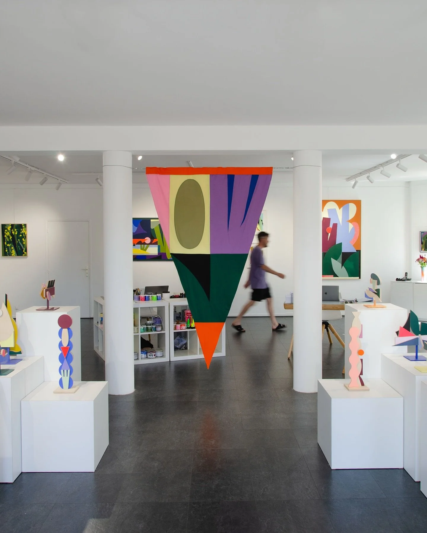 Voil&agrave; d&eacute;j&agrave; cinq jours que notre exposition &ldquo;Brise chromatique&ldquo; a ouvert ses portes &agrave; la @galerie_senac , au rythme des mar&eacute;es, sur le port de La Flotte. Nous vous invitons &agrave; venir la d&eacute;couv