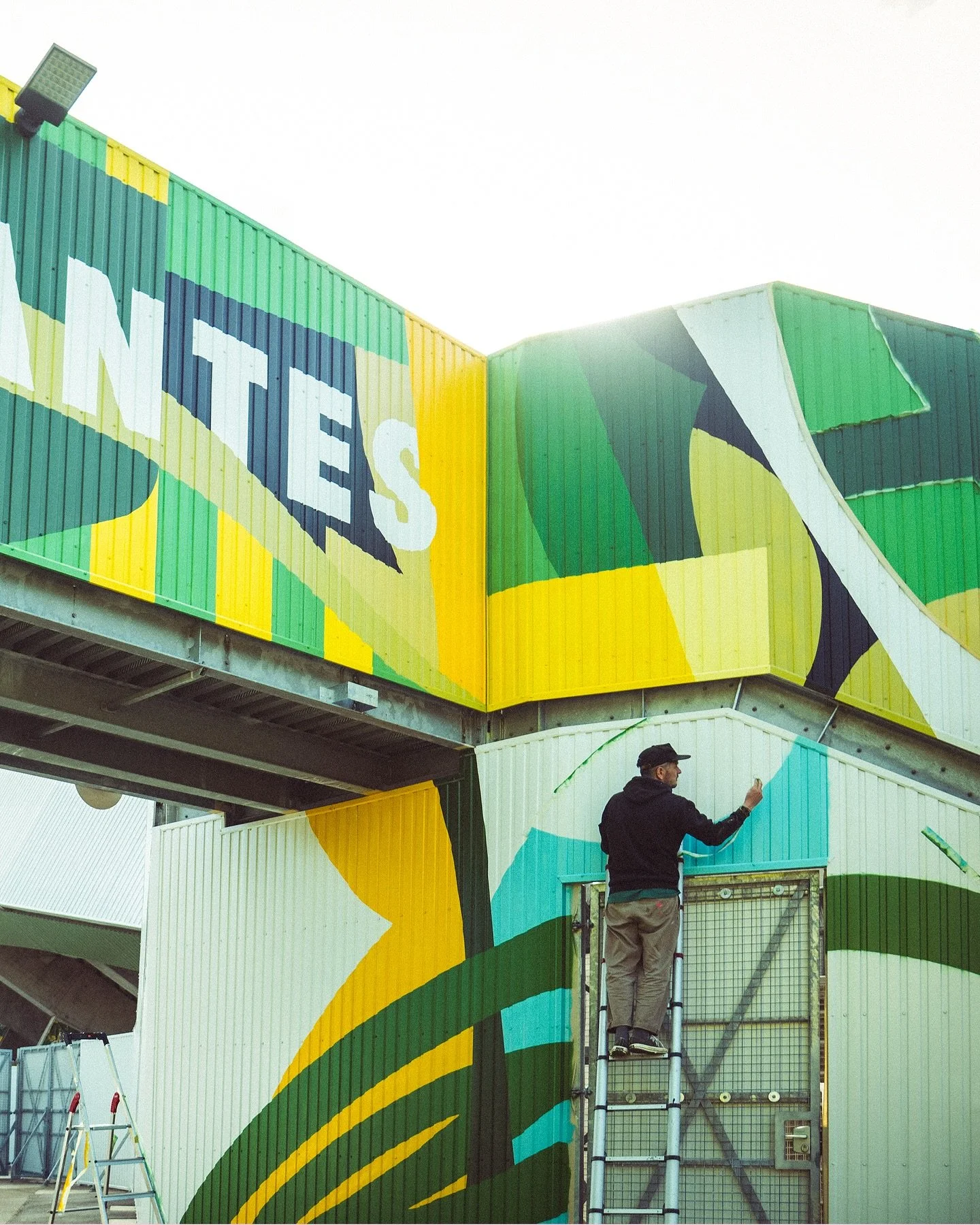 💛💚 Retour en images sur notre fresque pour le FC Nantes.
Pendant quelques jours, on a eu la chance d&rsquo;avoir le stade de la Beaujoire rien que pour nous. Vide, silencieux... juste le chant de la tondeuse et le ciel bleu au-dessus de la passerel
