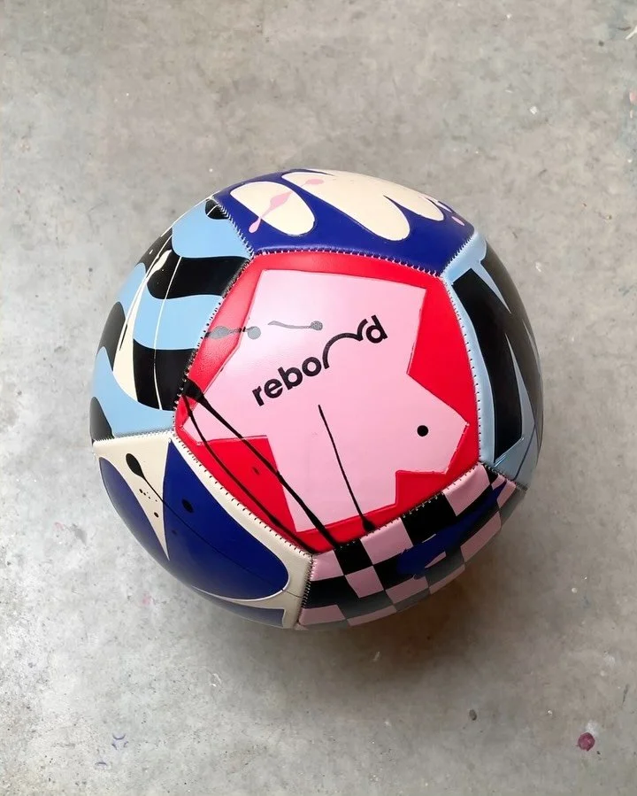 🎁 Christmas Gift ⚽️
Le nouveau ballon cr&eacute;&eacute; en collaboration avec @Rebond arrive juste &agrave; temps pour No&euml;l !
Une pi&egrave;ce compos&eacute;e de 12 panneaux aux formes douces, une composition dynamique et une palette vive qui 