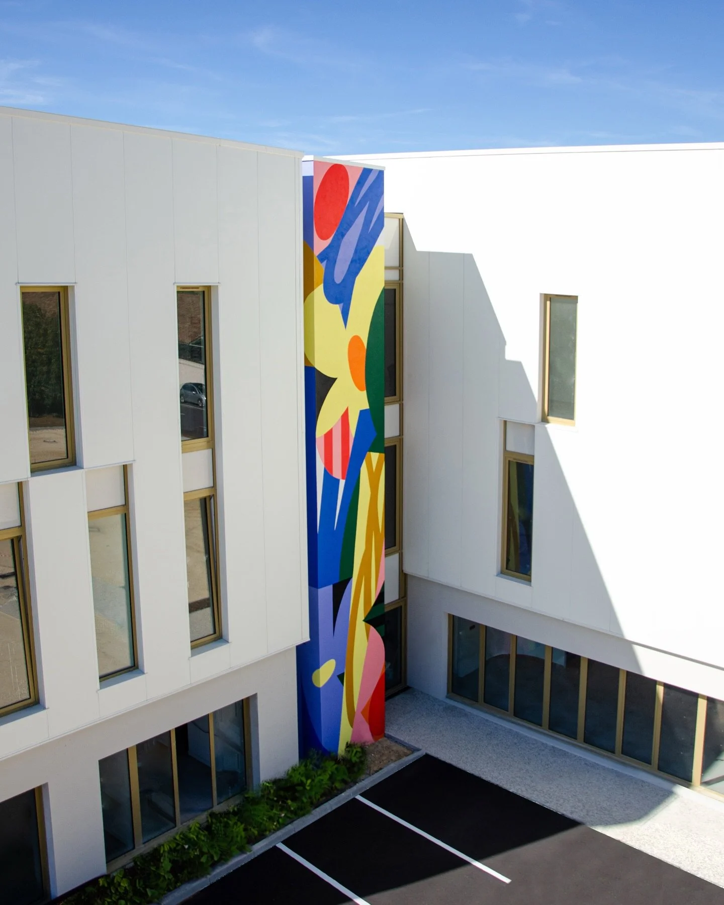 🔙 Retour en image sur un projet r&eacute;alis&eacute; il y a quelque temps d&eacute;j&agrave;, et que nous appr&eacute;cions particuli&egrave;rement pour son dialogue fort entre art et architecture. 

Commandit&eacute;e par Orion Groupe Immobilier &