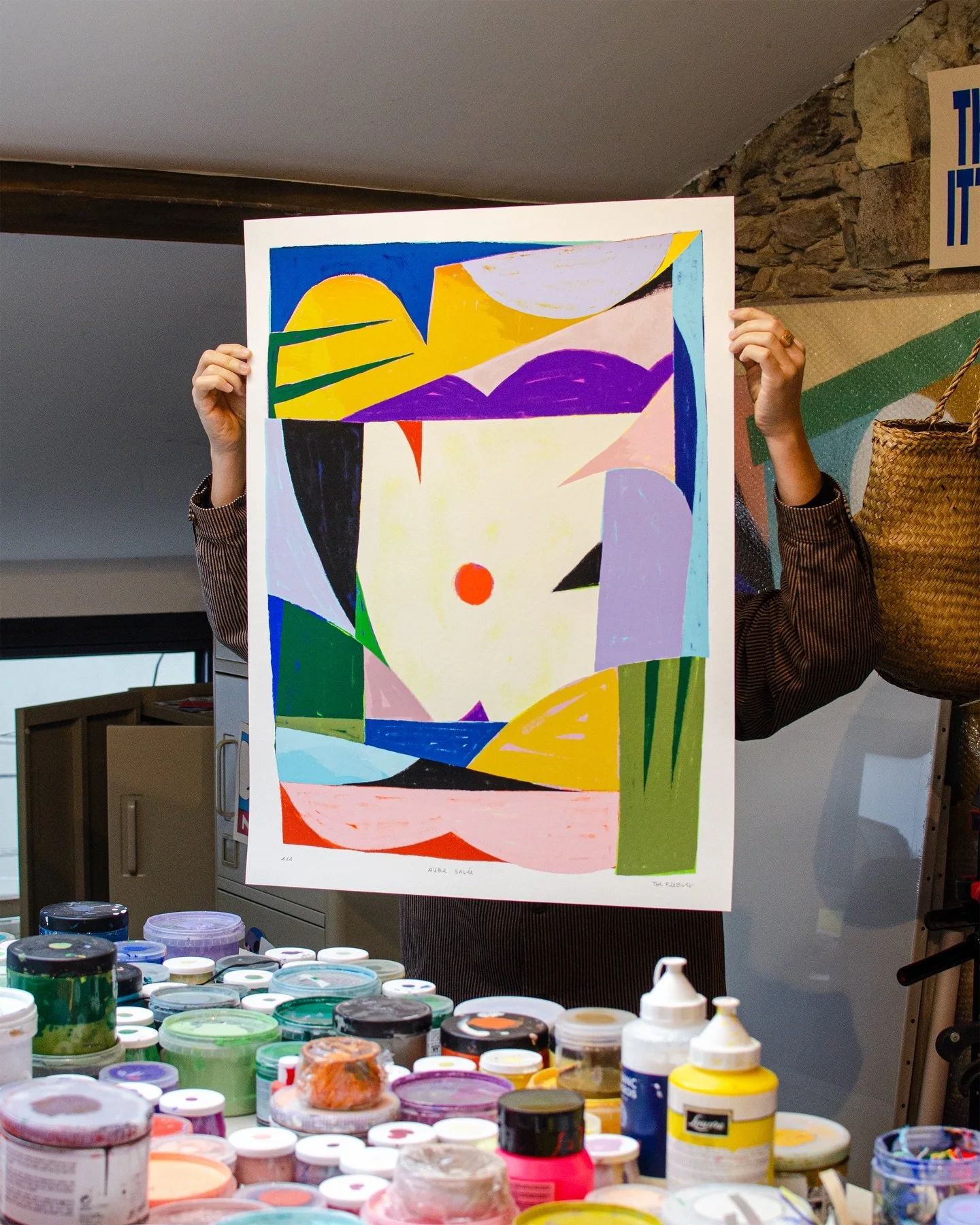 &ldquo;Aube sal&eacute;e&rdquo; - tirage unique 1/1
Une illustration pens&eacute;e comme un point de rencontre entre terre et mer : une fleur dont le pistil devient soleil, suspendu au-dessus d&rsquo;un horizon marin.

Commande priv&eacute;e r&eacute