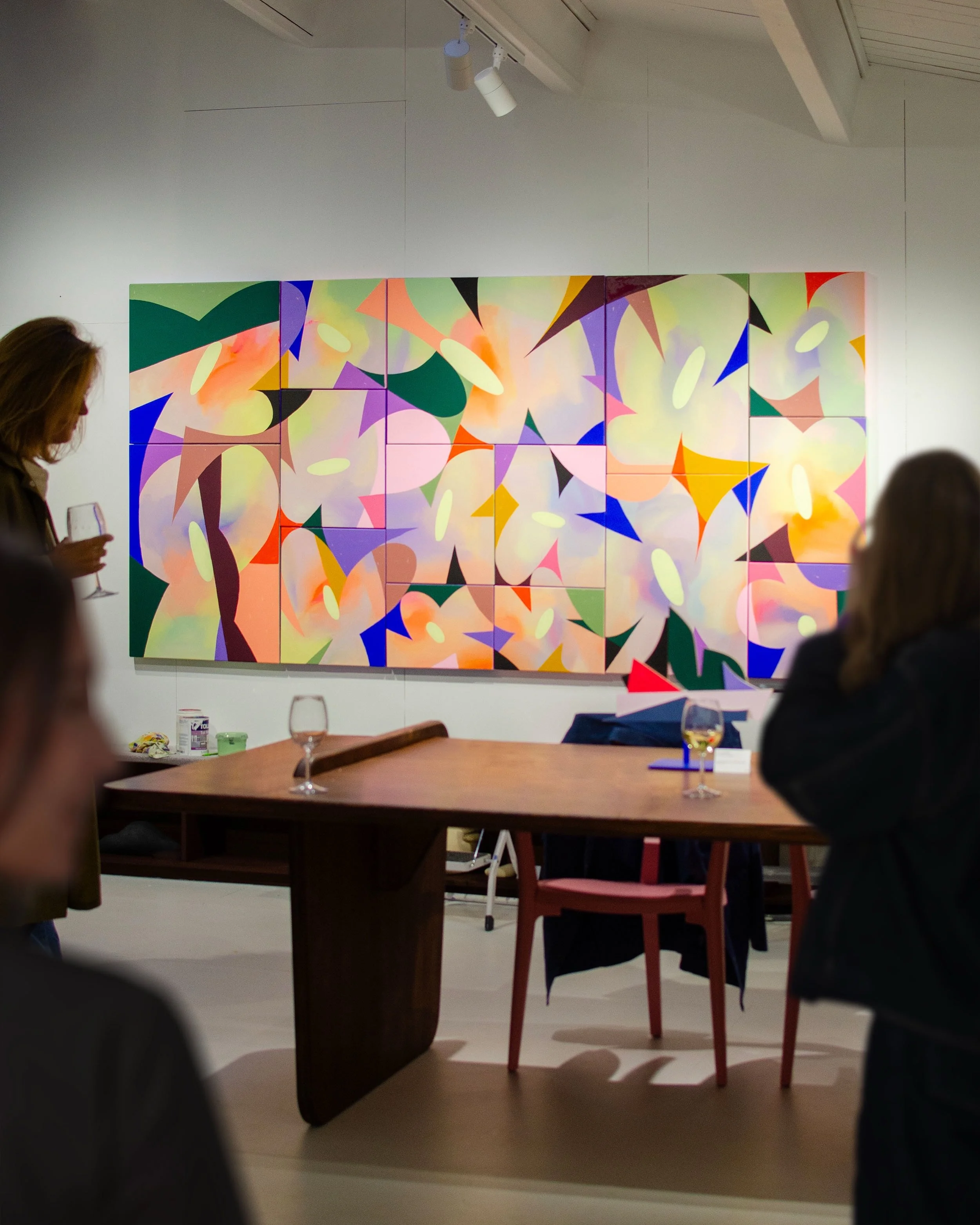 La Prairie 🌸
Un paysage floral abstrait compos&eacute; de quinze toiles r&eacute;unies pour former une fresque de 270 &times; 140 cm, enti&egrave;rement r&eacute;alis&eacute;e en live painting lors d&rsquo;une soir&eacute;e unique au sein de la gale