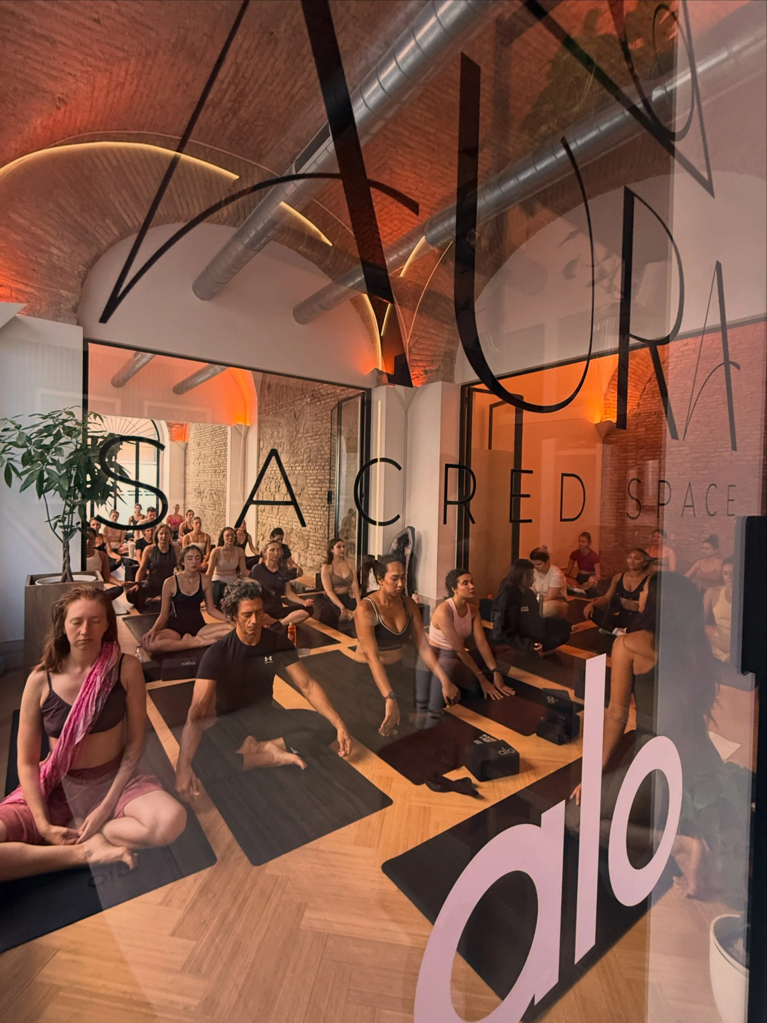 ALO + AURA | Return to Power Community Class with @kindracalonia 

Strength in body and mind is the intention. The practice is personal - no two journeys on the mat look the same and that&rsquo;s the beauty of it. What we wear along the way? Well, AL