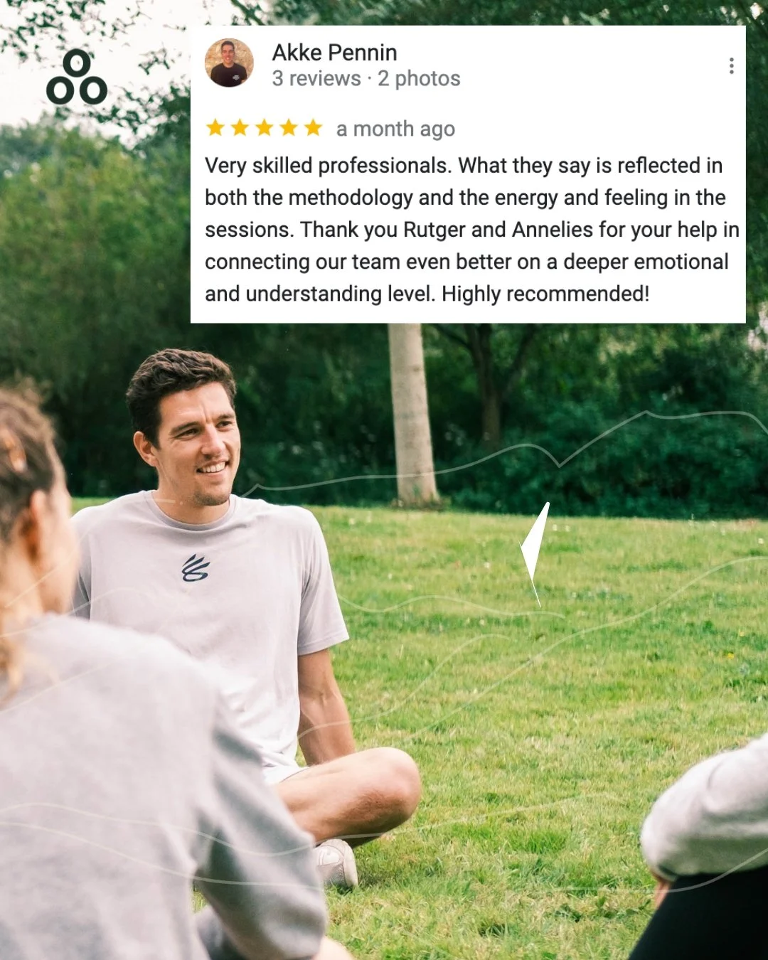 Een groep mensen zit op het gras in een park, een man met zwart haar en een witte T-shirt glimlacht terwijl hij naar anderen kijkt. Boven hen zweeft een review-tekst met vijf sterren, geschreven door Akke Pennin.