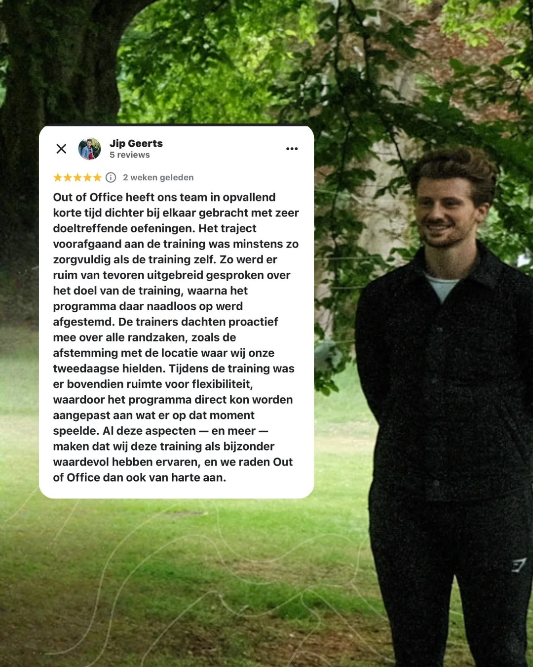 Een negatieve beoordeling over een teamtraining van Out of Office, geschreven door Jip Geerts, geplaatst twee weken geleden, met vier sterretjes. Op de achtergrond een man die in een park staat, omgeven door groen, lachend, gekleed in zwarte kleding.