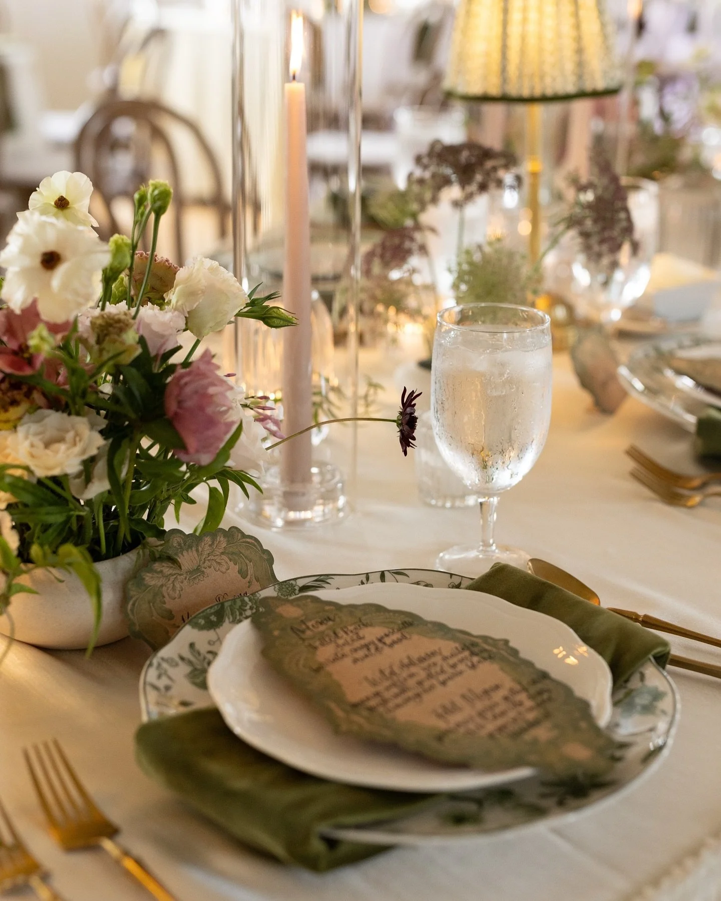Ellise + Bennett🌿🤍

Every texture and detail felt like an extension of their personalities, intentional, effortless, and entirely them. An unforgettable day for the sweetest couple.

Planner: @ ryleepaigeevents
Venue: @thecottonwoodhotel
Florist: @