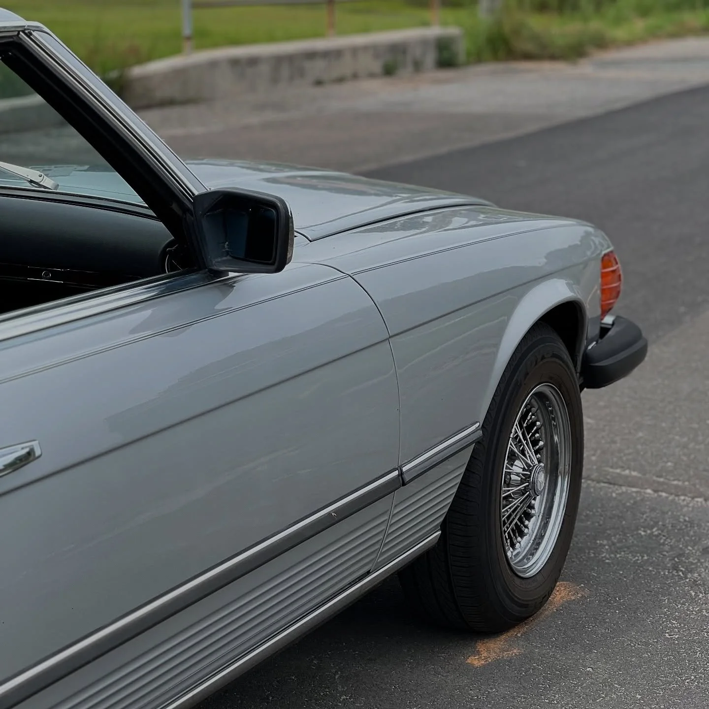 Our Astral Silver 450SL wears a rare and beautiful factory upgrade: Borrani wire wheels - a name steeped in motorsport history🛞
⁣
Founded in Milan in 1922, Ruote Borrani S.p.A. originally supplied wheels for Alfa Romeo and quickly became the wheel o
