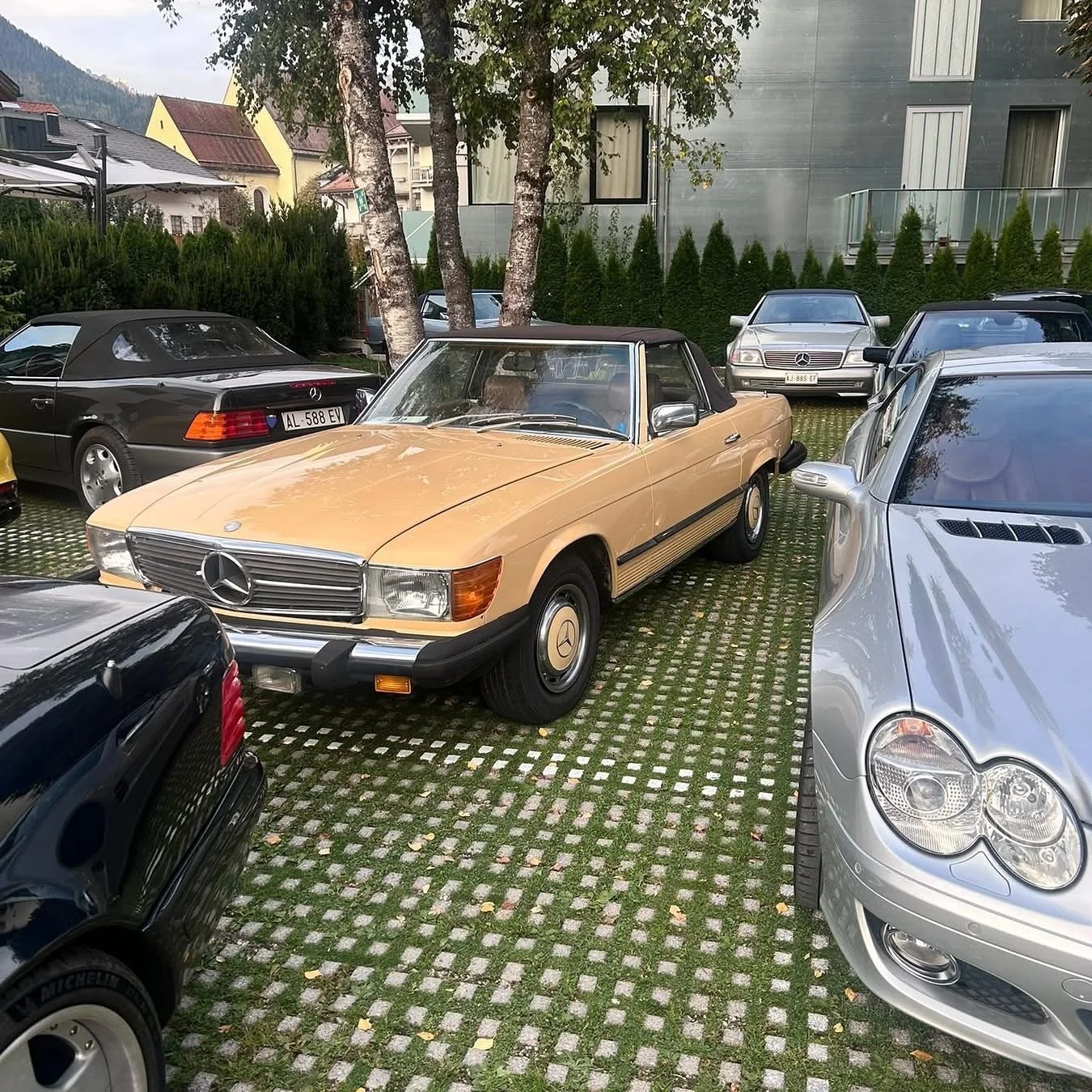 Our Manila Beige 450SL in stunning company up in the Dolomites for the @sl.classic.club rally! 🇮🇹🏔️

To our knowledge, this is the only Manila Beige R107 in Italy - a truly special piece of Mercedes-Benz history.

Now available through www.AvantiI