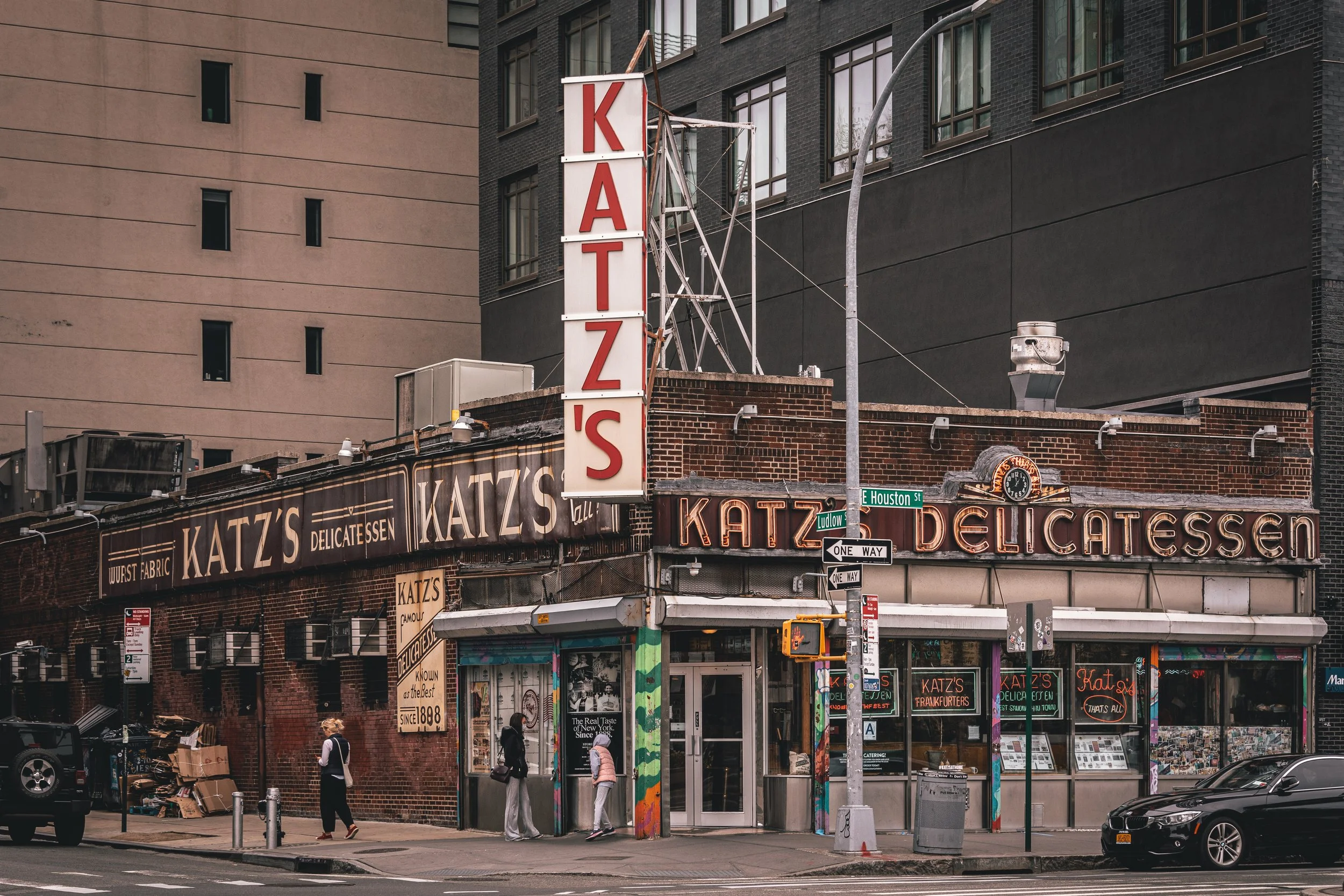 Image of Deli in new york outsdie sign Katz's delicatEssen
