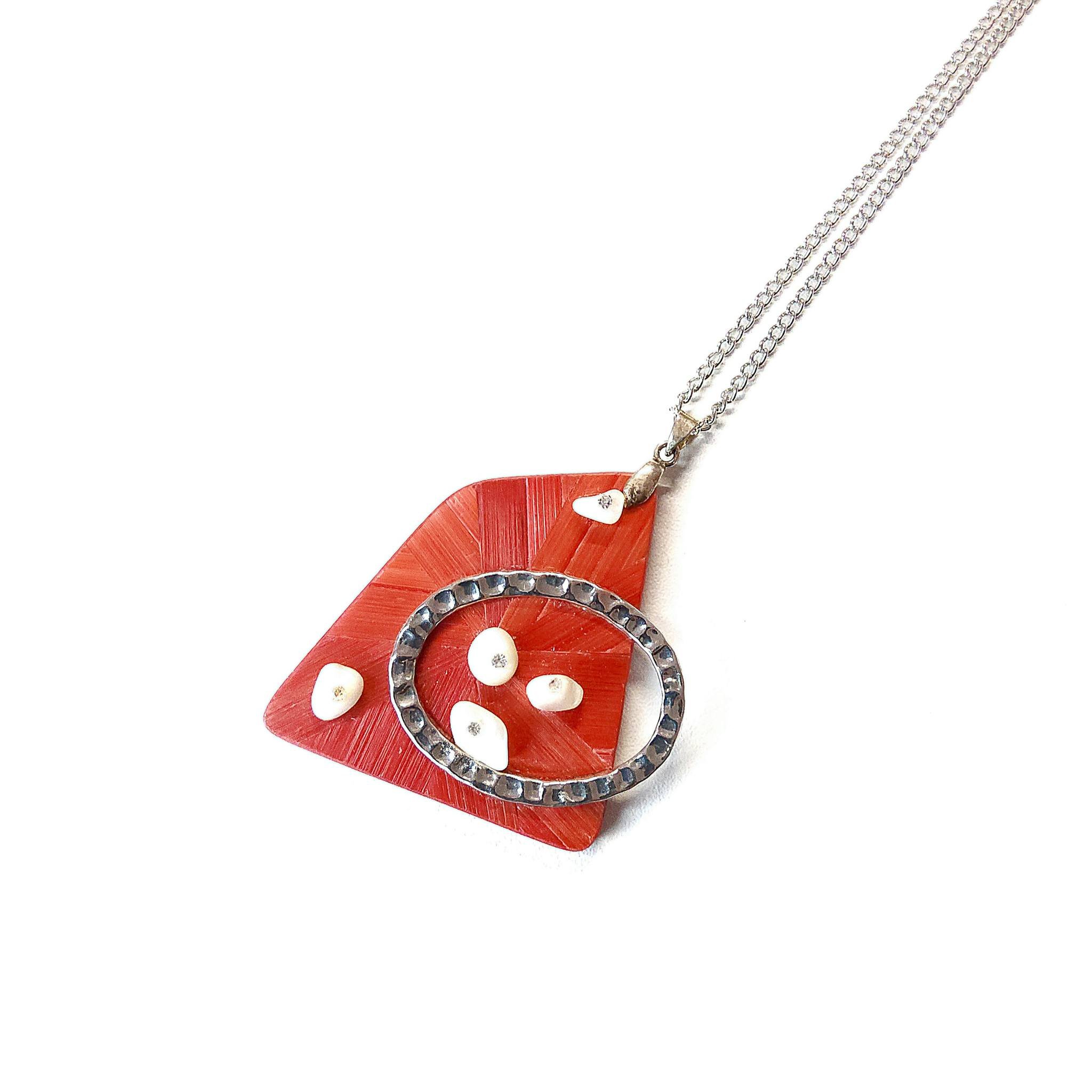 Collier, paille teint&eacute;e, nacre, argent.

#pendentif #bijoudauteur #artisansdenosregions
