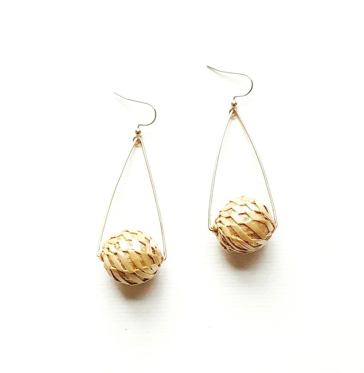 Earrings, natural straw, gold 14K.

##contemporaryjewelry #strawwork #sandrinelinaresbijoux