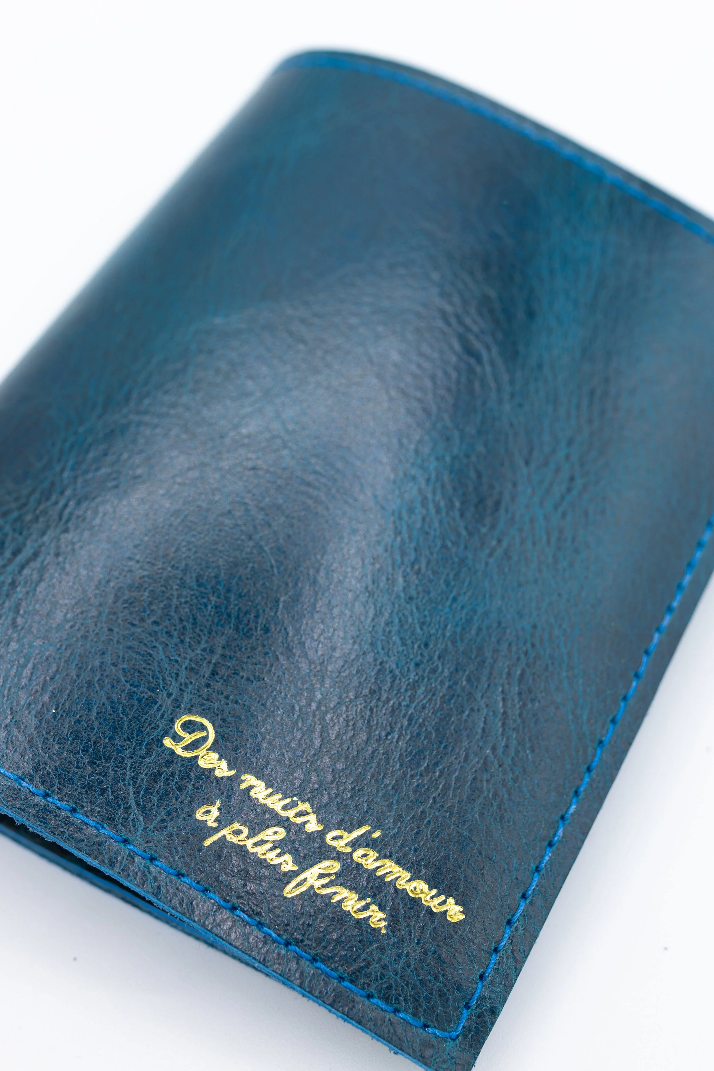 Close-up of a blue check presener with gold text in French.