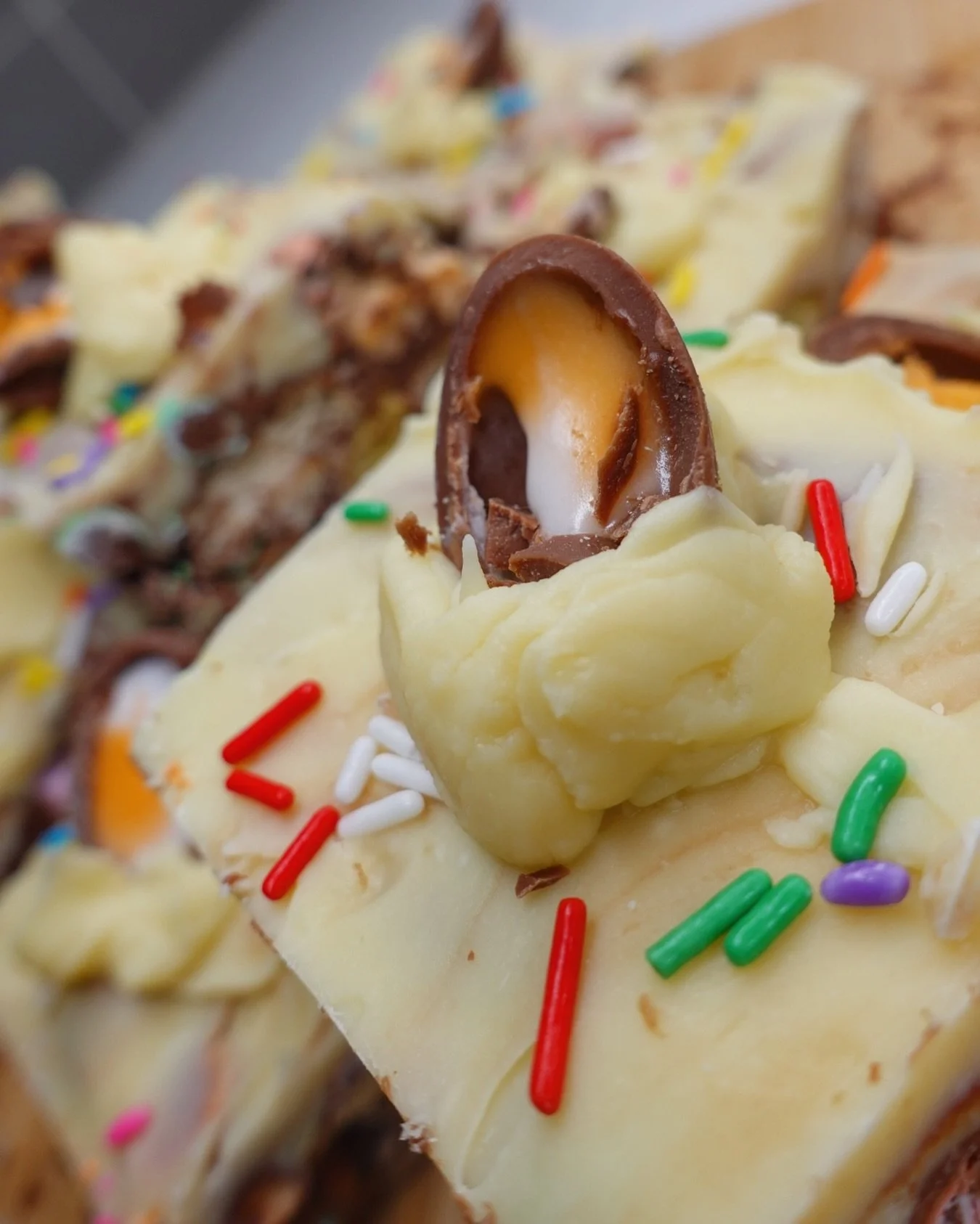 Loaded Crunchy Bars: A Cadbury-packed dream with mini marshmallows, crunchy bits, white chocolate drizzle, and a pop of colour 👀