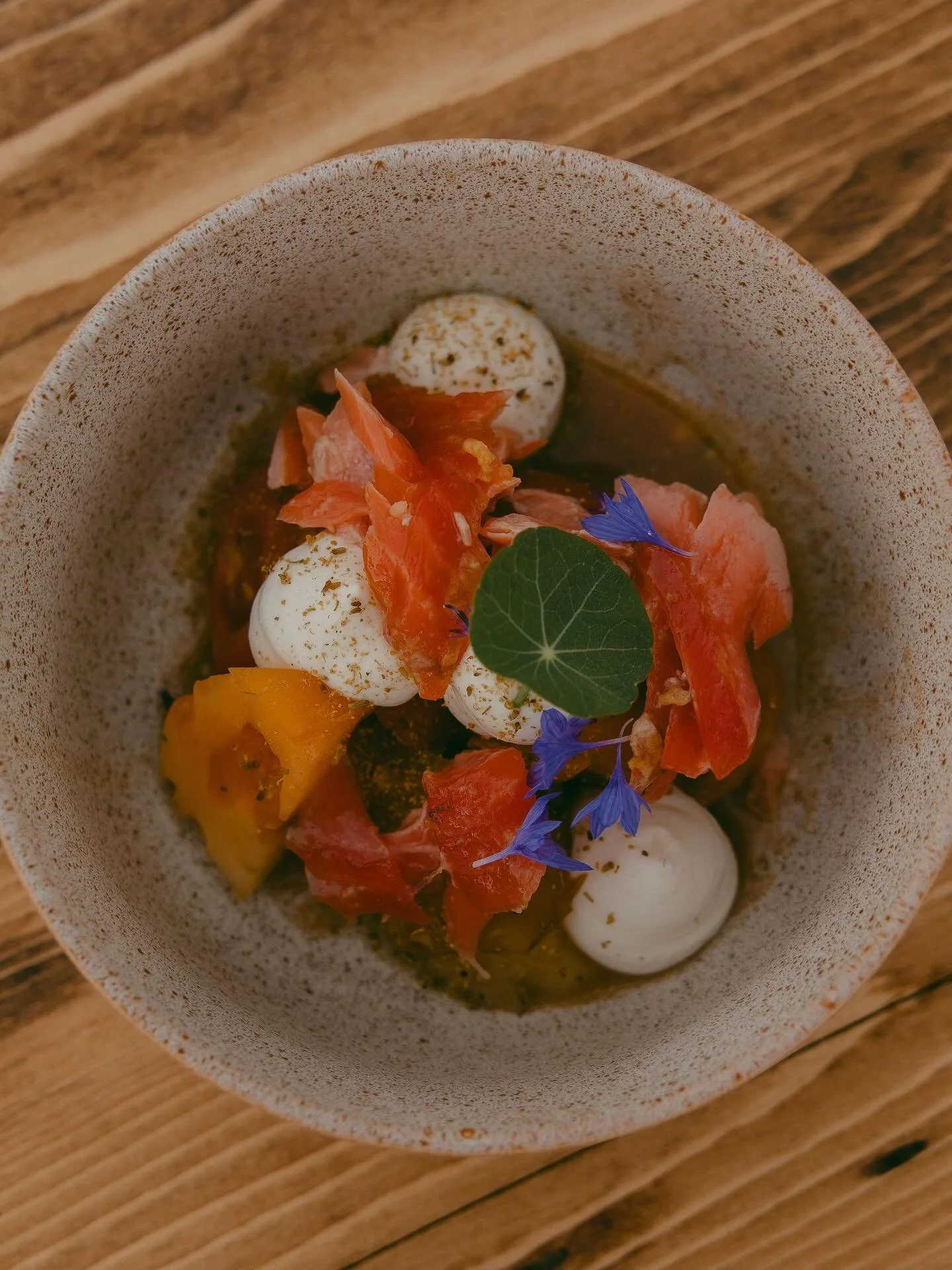 This cold grey weather has me daydreaming about summer and flowers! This summer we had the incredible opportunity to collaborate with the stunning @baroafarms on a Grain Full Moon dinner.  It was a long table set up right in the middle of their flowe