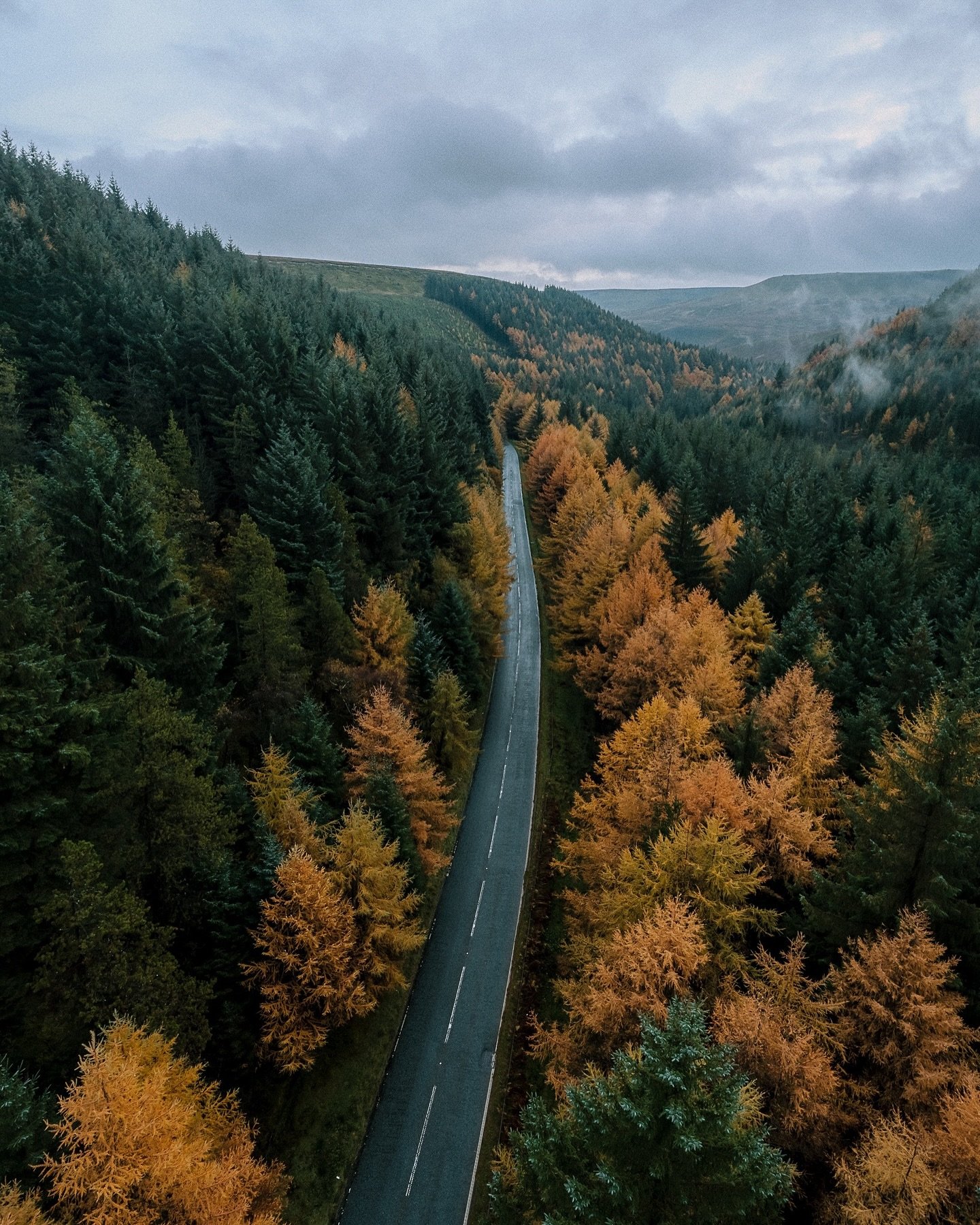 It&rsquo;s always worth visiting Snake Pass in the Peak District during Autumn! It&rsquo;s such an awesome place to explore and this road always does bits. Nowhere brings the colour and mood better in my opinion. 🍂 

Which perspective do you prefer?