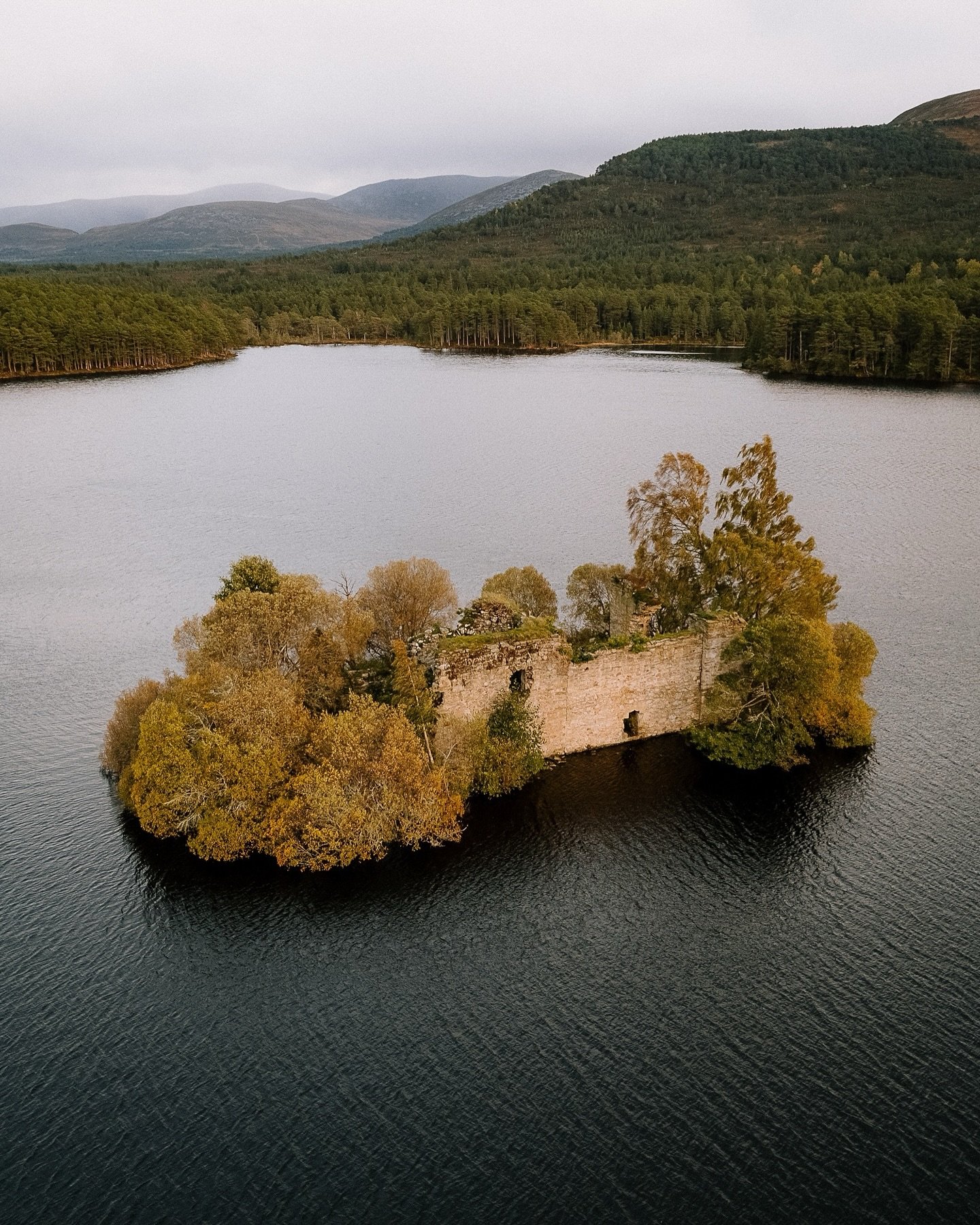 An island castle on a loch? What more could you want from a location that screams, SCOTLAND. 😍 

📍 Loch an Eilein, Cairngorms National Park. 🏴󠁧󠁢󠁳󠁣󠁴󠁿

Loch an Eilein is a small irregular shaped, freshwater loch in the Rothiemurchus Forest abo