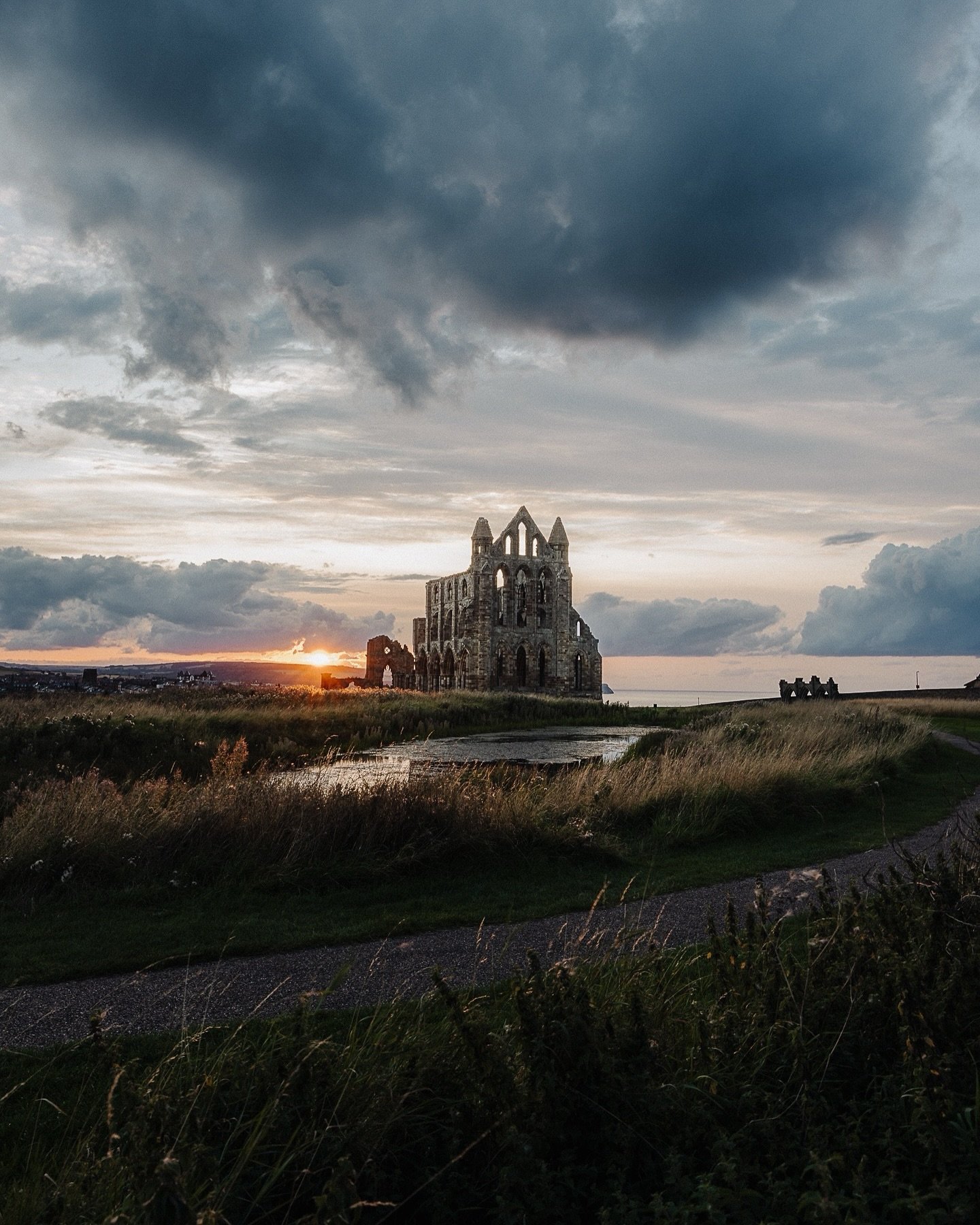 Considering it&rsquo;s still spooky season&hellip;Everywhere&rsquo;s misty, autumn is still hanging on in places and it&rsquo;s starting to get cold! I thought I&rsquo;d share a shot from the spookiest places in all the land. 👻

📍Whitby Abbey, Nort