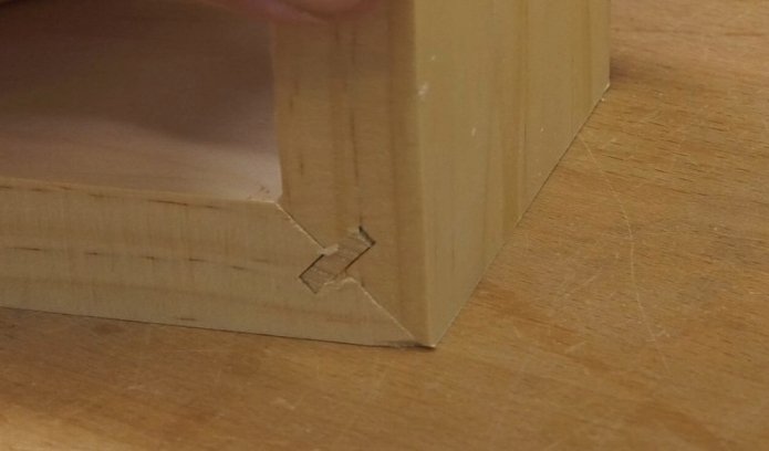 a mitered corner joint that has a spline