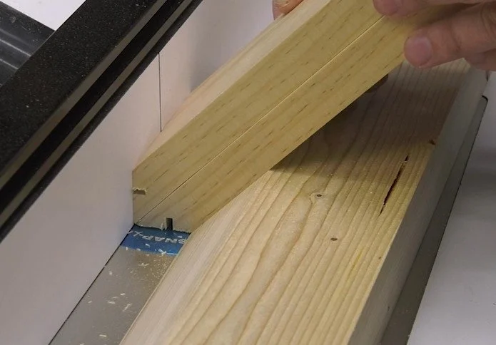 cut splines in the mitered workpieces on a router table