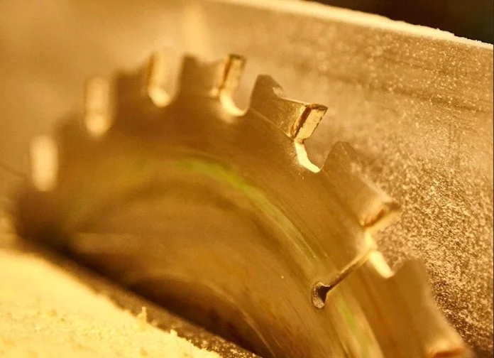 close up of teeth on a saw blade that are grimy