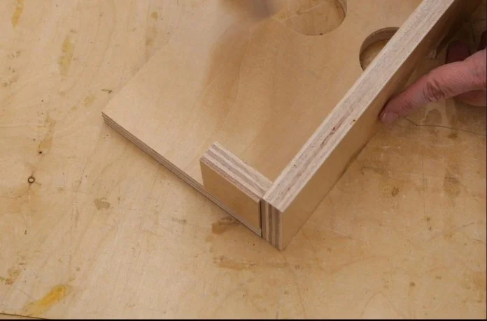 using square blocks to make sure the two pieces of a router fence stay locked in at 90 degrees