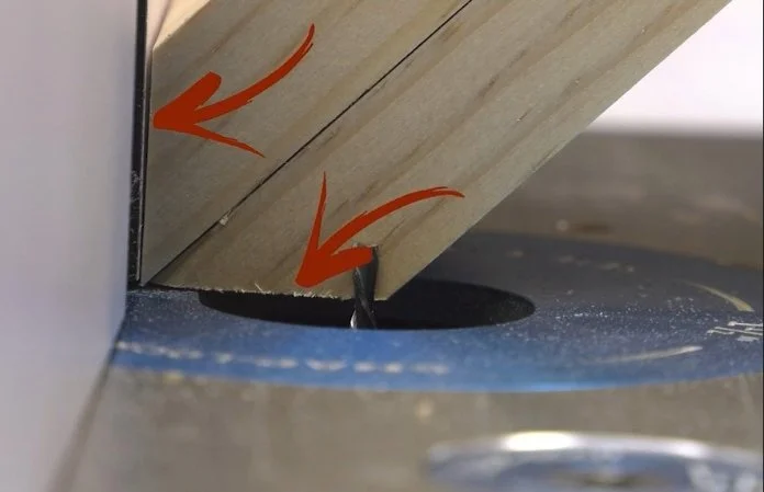 two mitered pieces, stuck together create a 90 degere angle that gives two reference surfaces for the table and fence surfaces