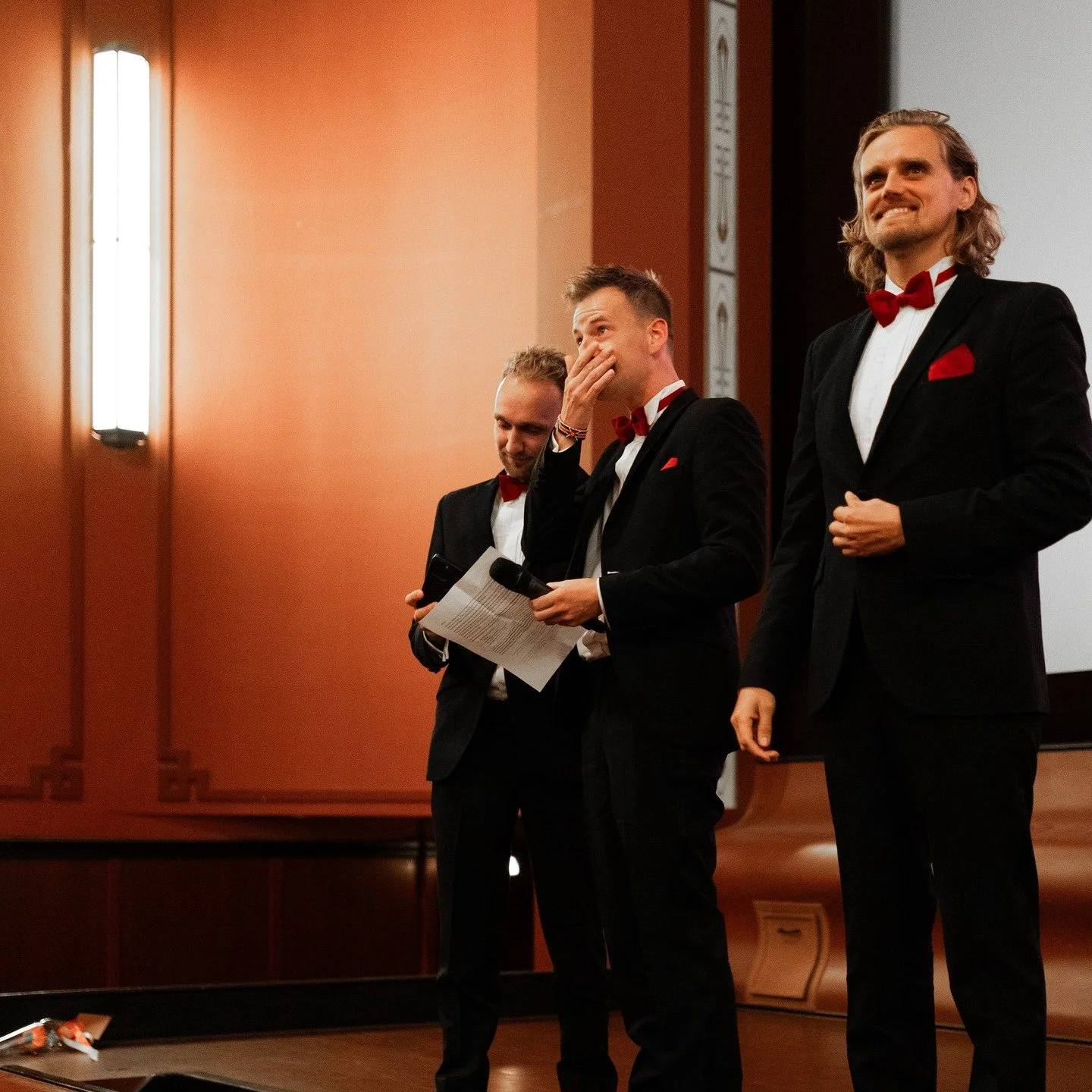 Een avond om nooit te vergeten! 

De voorpremiere van &ldquo;𝐓𝐢𝐬 𝐌𝐚𝐚𝐫 𝐄𝐞𝐧𝐬 𝐏𝐞𝐫 𝐉𝐚𝐚𝐫&rdquo;. Na bijna 2 jaar zwoegen, konden we nu genieten. Samen met onze partners, sponsoren, crew en vrienden.

🟥 Vanaf 7 sept in de bios
⬜ Koop nu 