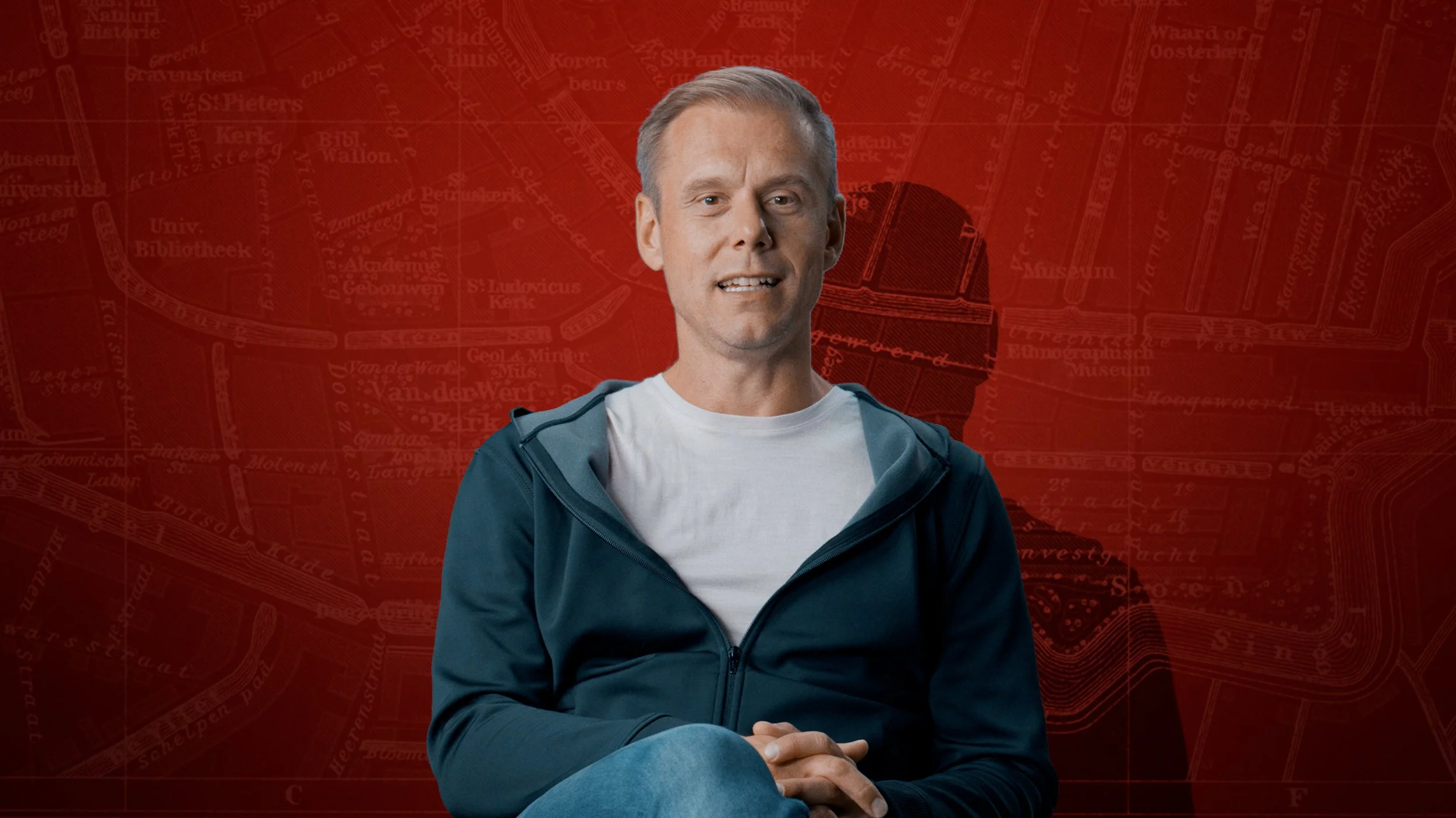 Een man zittend met een rode stadsplattegrond op de achtergrond.
