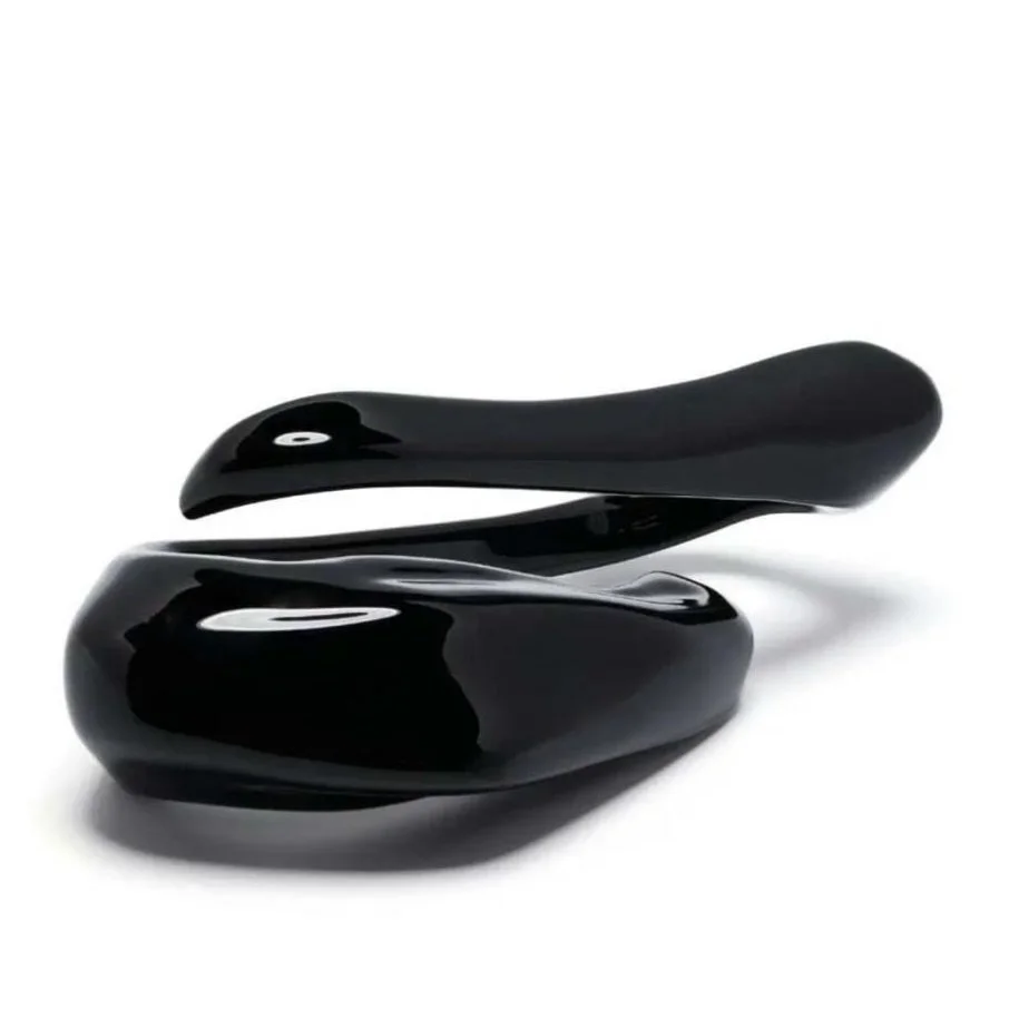 Sculpted simplicity. Alexander McQueen triple-finger Gaze ring in black 🖤
.
.
.
#triplefingerring #alexandermcqueenring #alexandermcqueenjewellery