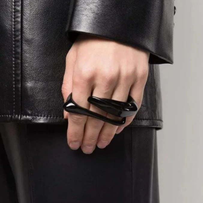 Alexander McQueen triple finger ring in onyx black 🖤 
.
.
.
#alexandermcqueenring #triplefingerring #alexandermcqueenring