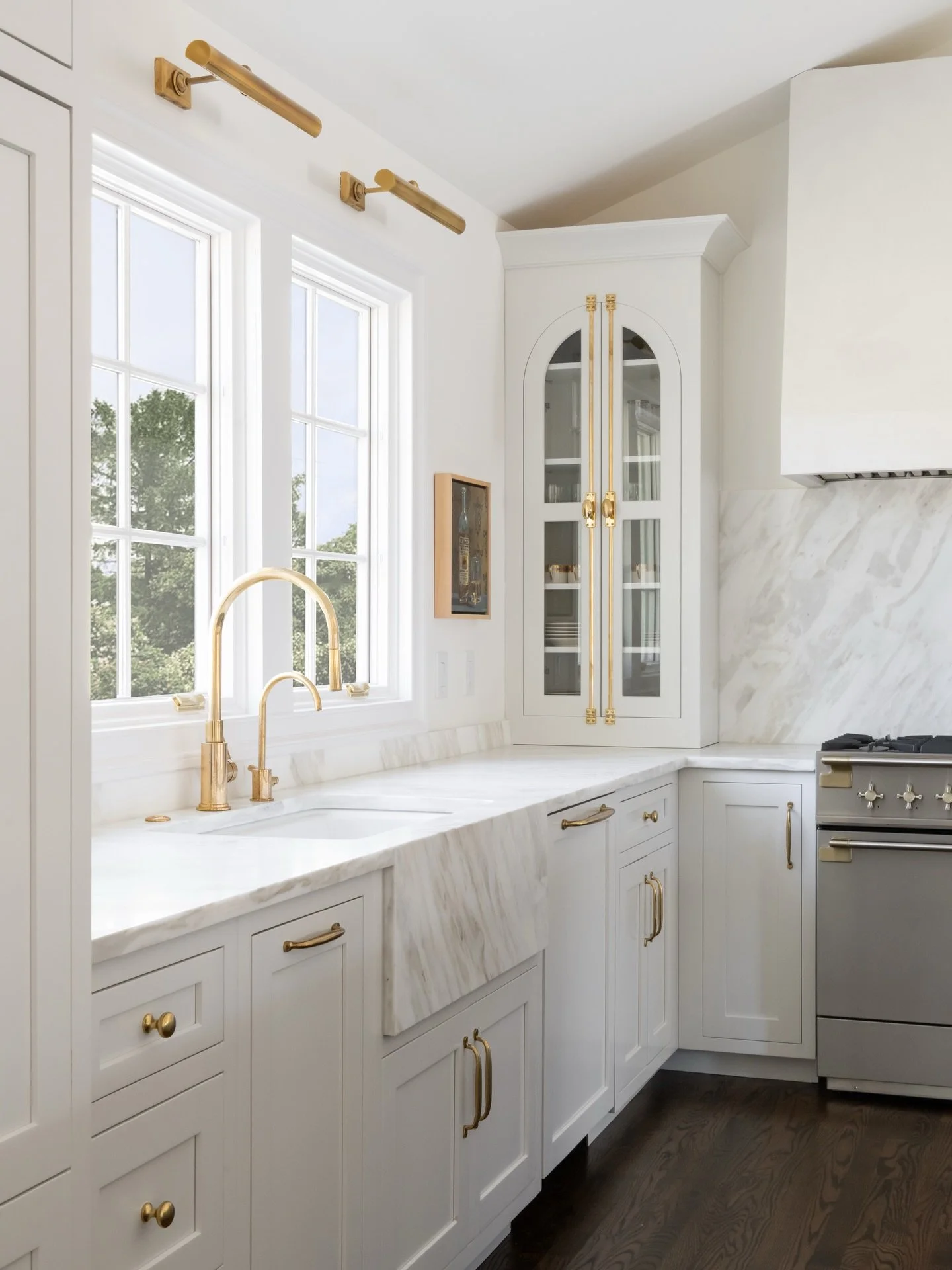 Built with materials that don&rsquo;t peak, they mature.

Unlacquered brass will patina. Marble will wear in.
And in ten years, it will look exactly as it should.

Build: @leverickhomes 
Cabinets: @florycustomwoodworking 
Photo: @allisonelefantephoto