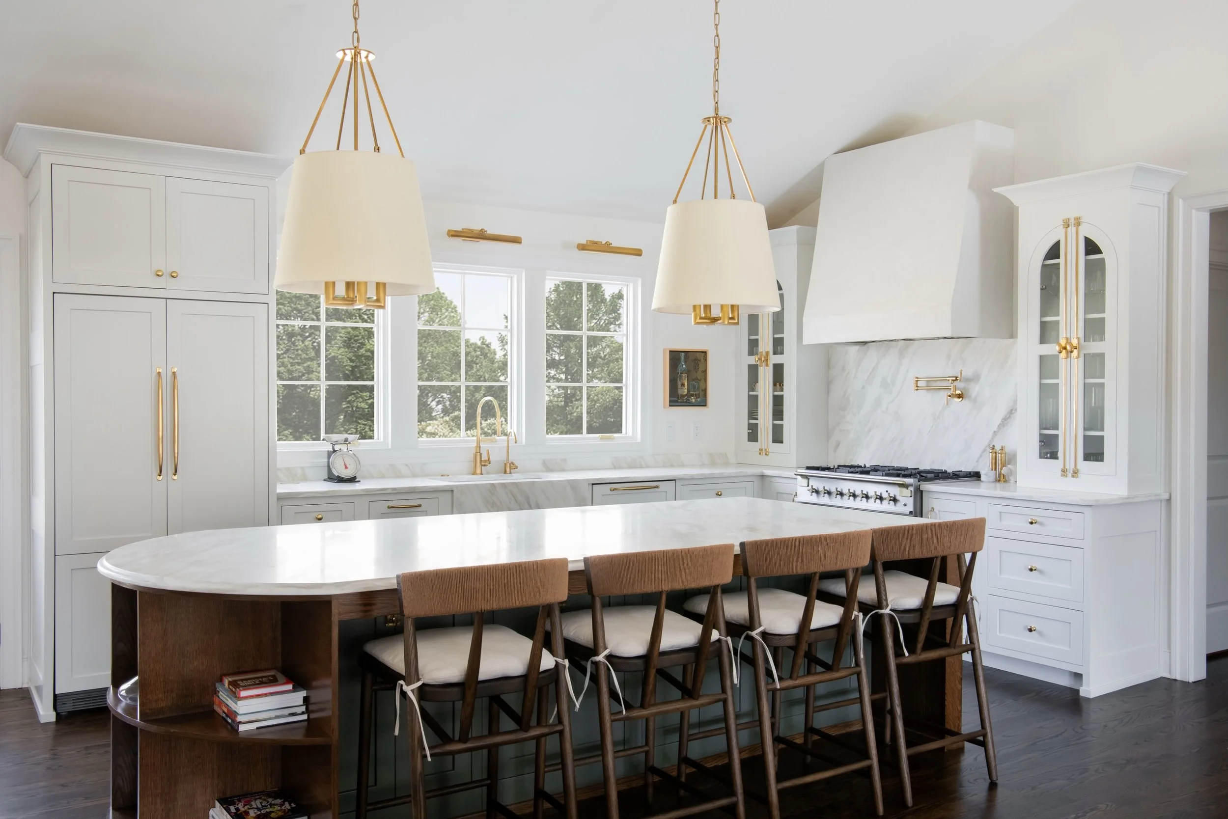 West Meade

Build: @leverickhomes 
Design: @smithstreetinteriors 
Photo: @allisonelefantephoto 
Cabinets: @florycustomwoodworking 
Counters: @southernstonenashville