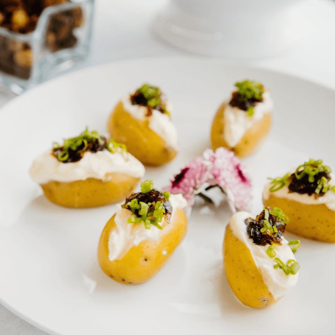 🥔✨ If you&rsquo;re a fan of baked potatoes, you&rsquo;re going to love our mini versions for your next corporate lunch! These bite-sized delights are perfectly fluffy and packed with flavor, making them the ideal addition to your spread. Top them wi