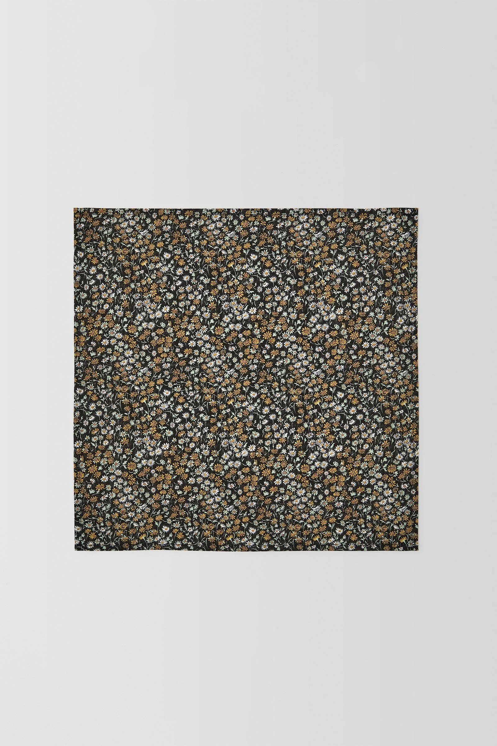  Liberty Marguerite Pocket Square  
 PJAW100015 Black 